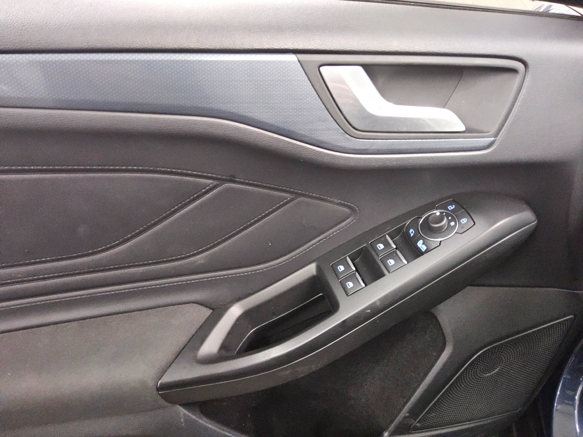 Ford Focus Turnier 2.0 EB Active Navi LED B&O RFK AHK 9