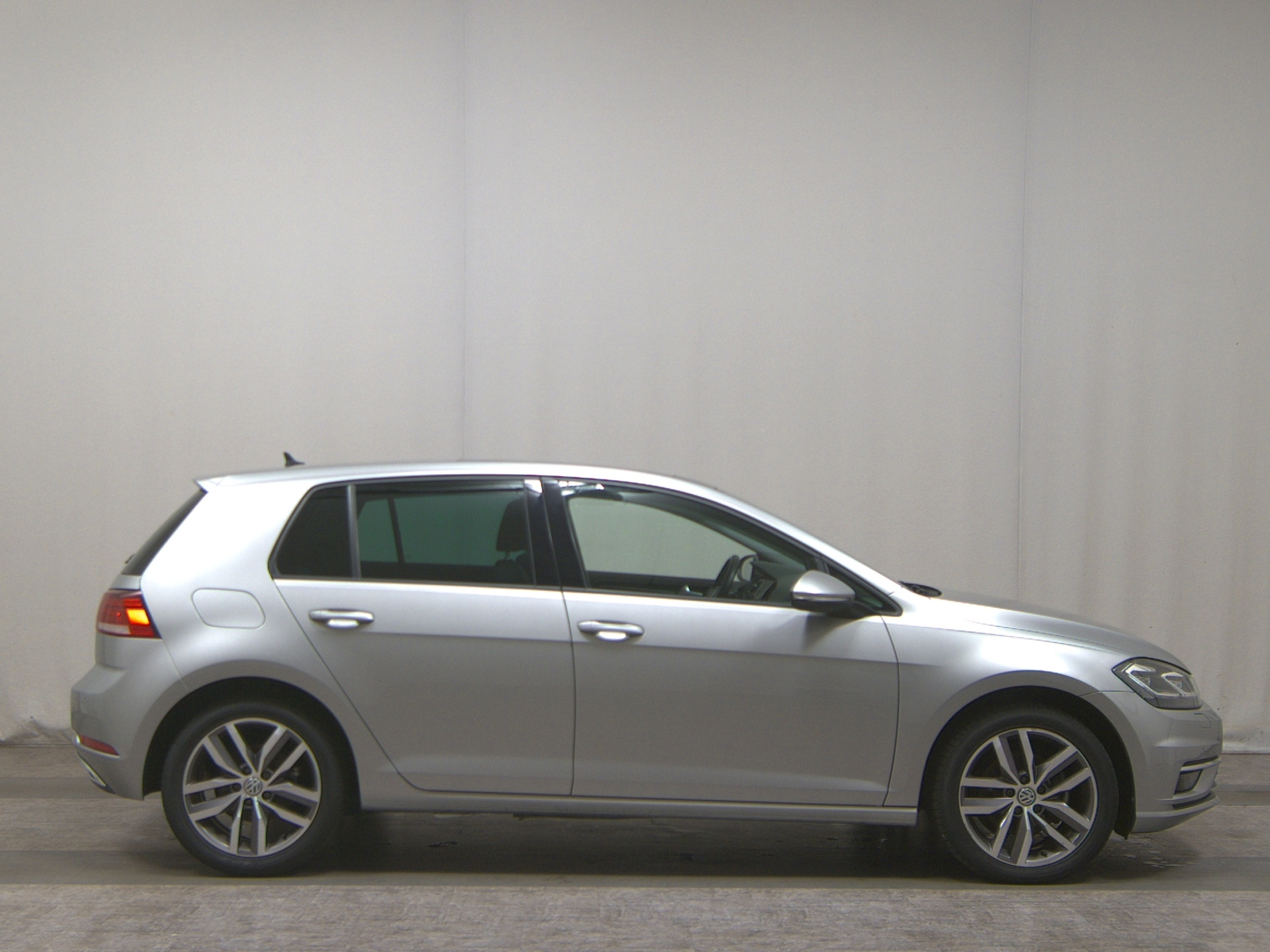 Volkswagen Golf-7 2.0 TDI Highline NAVI KLIMA LED RADIO MFL