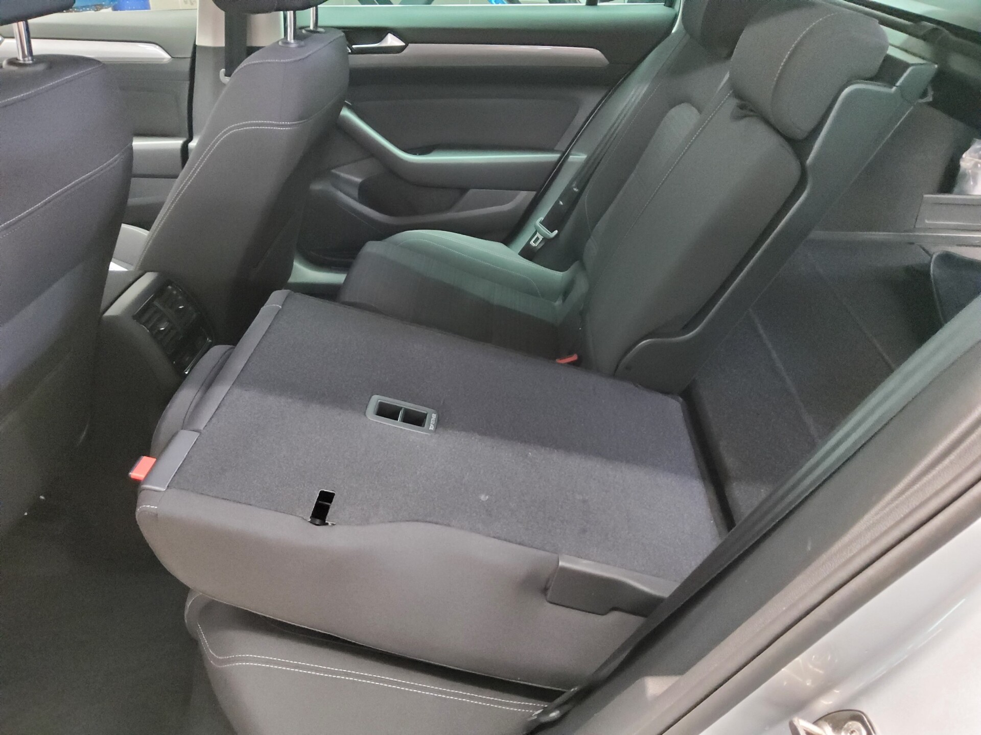 Volkswagen Passat Variant 2.0 TDI Business Navi LED RFK 12