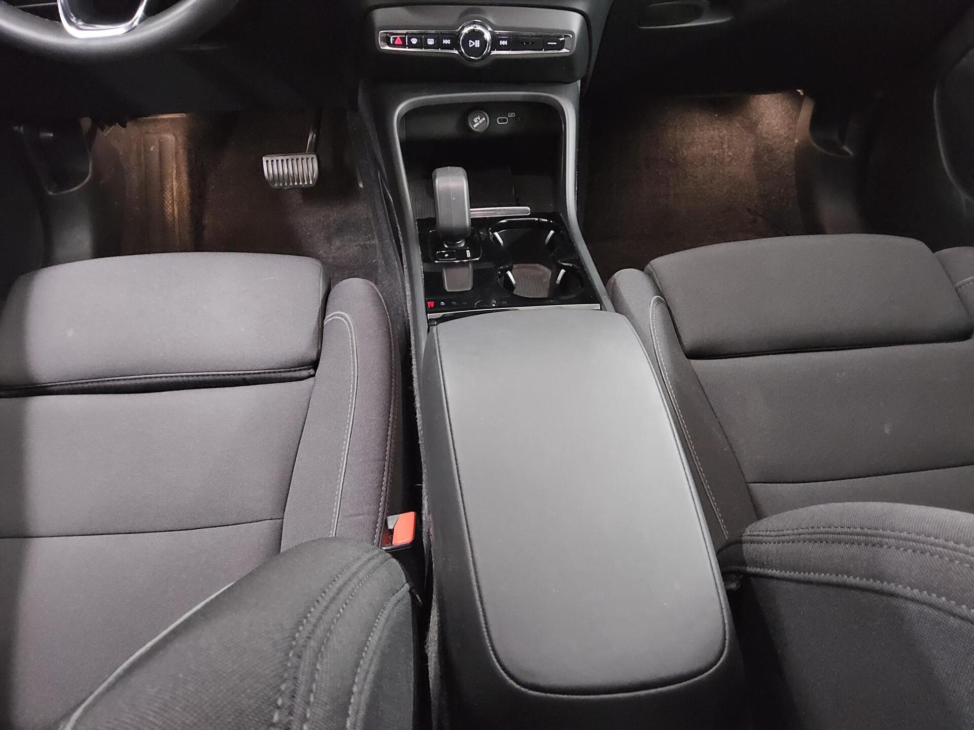 Volvo C40 Recharge Pure Navi LED Pano Kamera 6