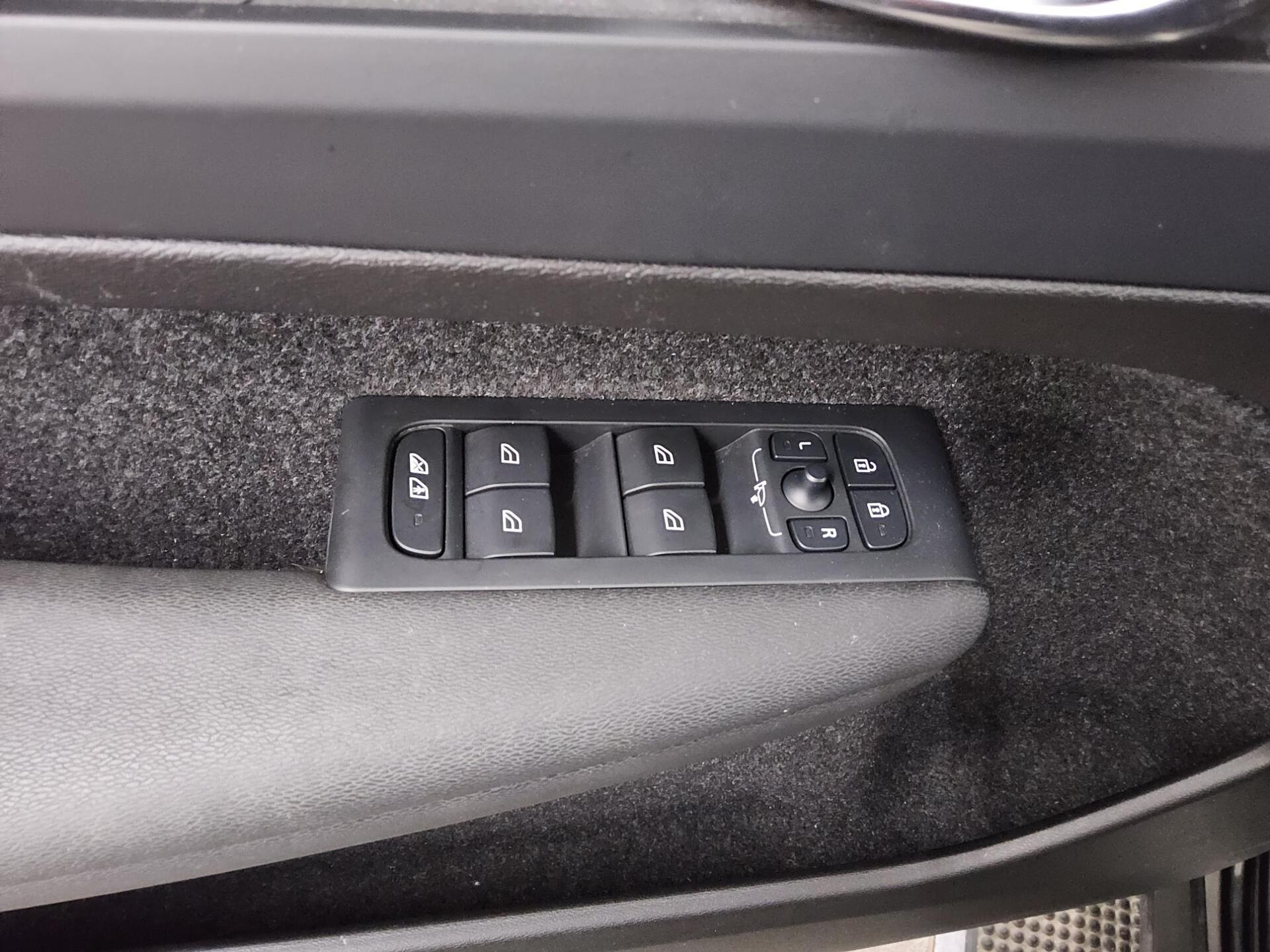 Volvo C40 Recharge Pure Navi LED Pano Kamera 10