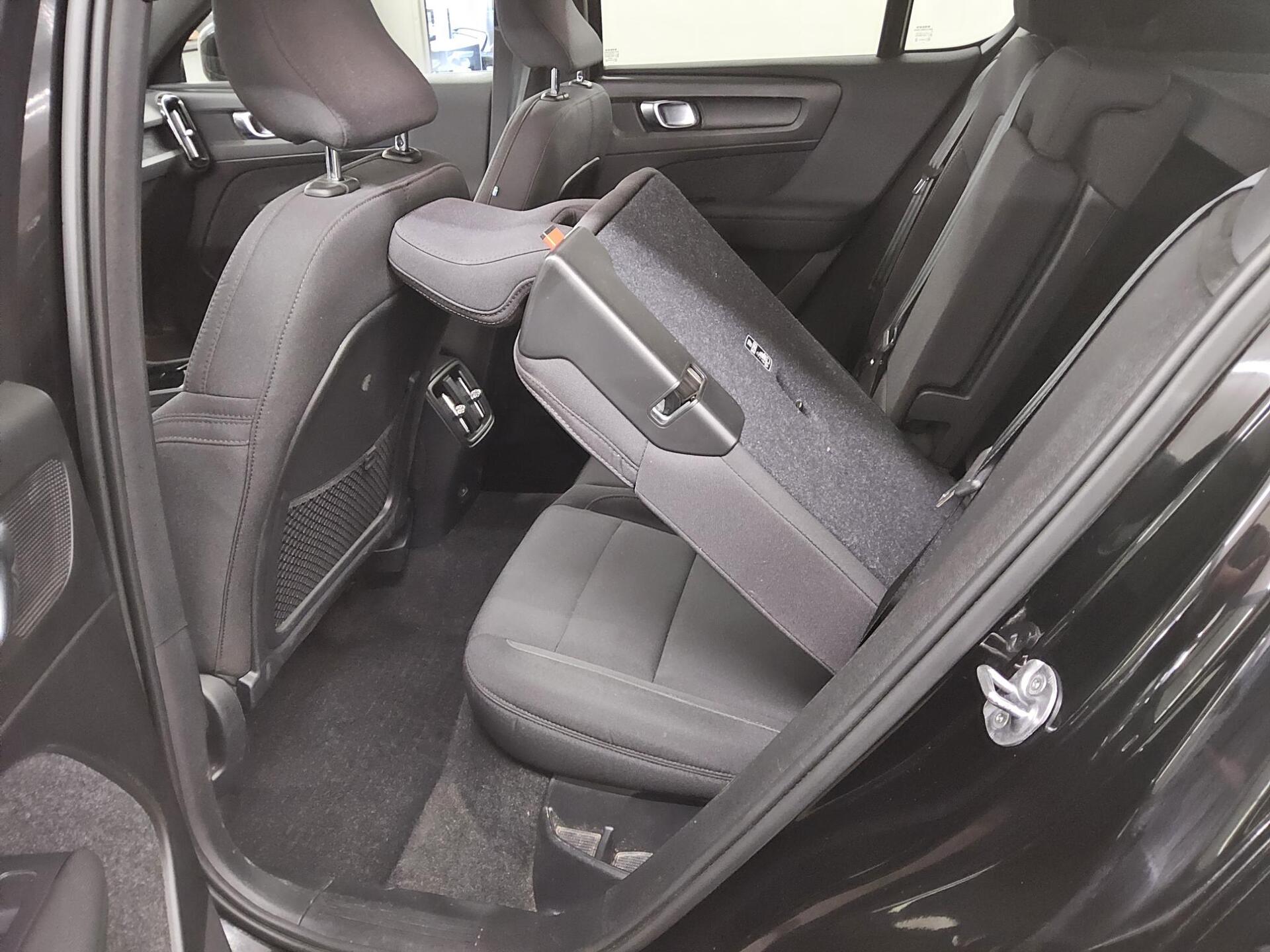 Volvo C40 Recharge Pure Navi LED Pano Kamera 13