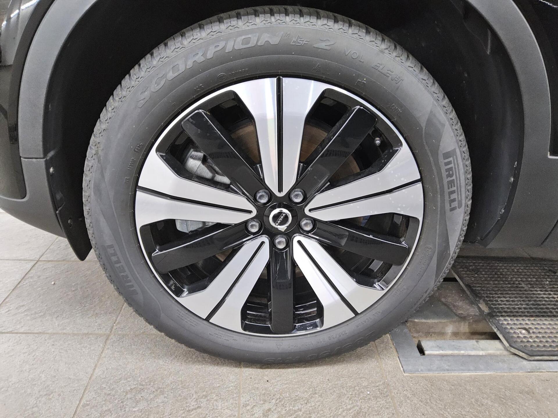 Volvo C40 Recharge Pure Navi LED Pano Kamera 11