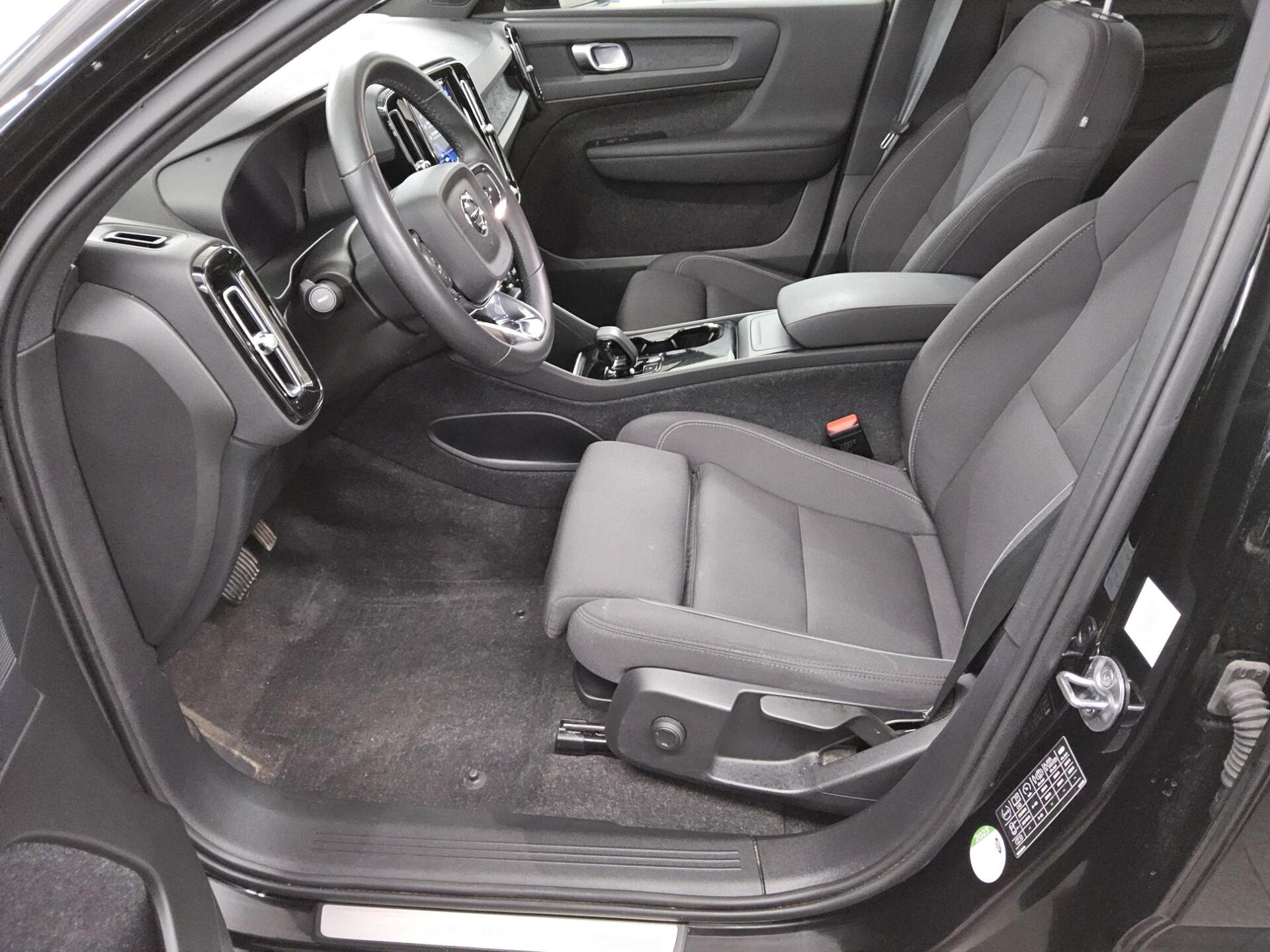 Volvo C40 Recharge Pure Navi LED Pano Kamera 9