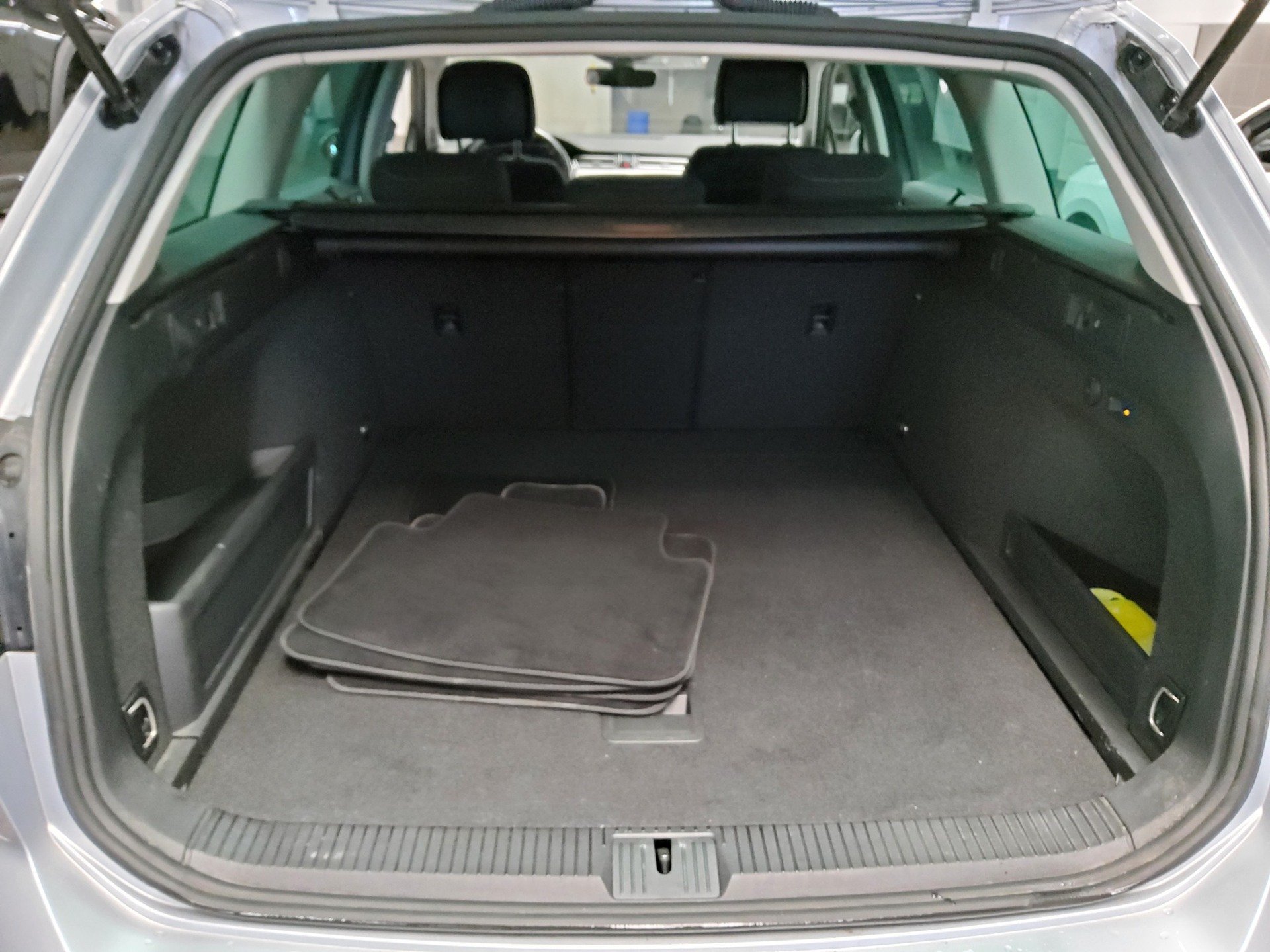 Volkswagen Passat Var. 2.0 TDI Business Navi Matrix RFK AHK 11