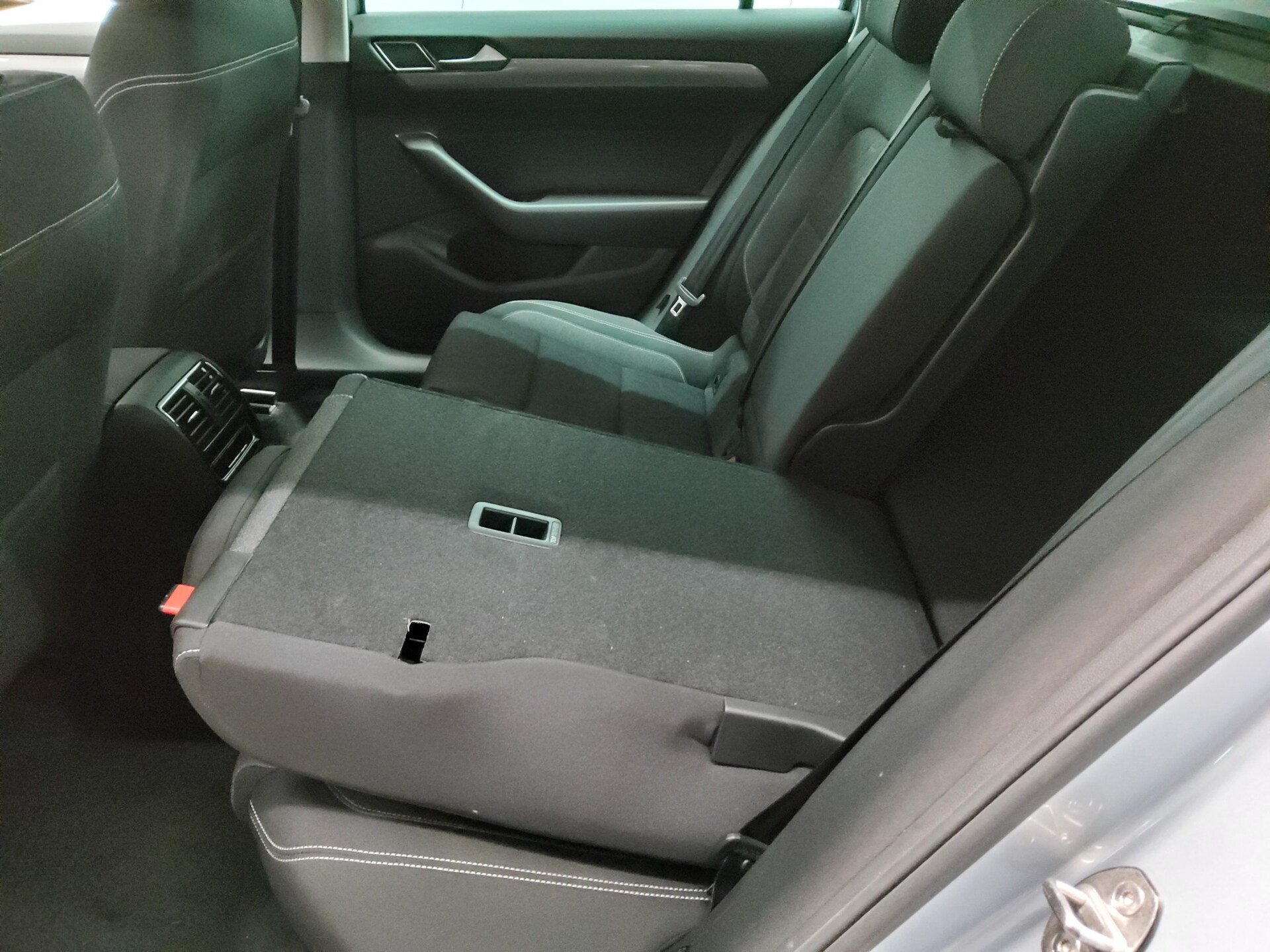Volkswagen Passat Var. 2.0 TDI Business Navi Matrix RFK AHK 12