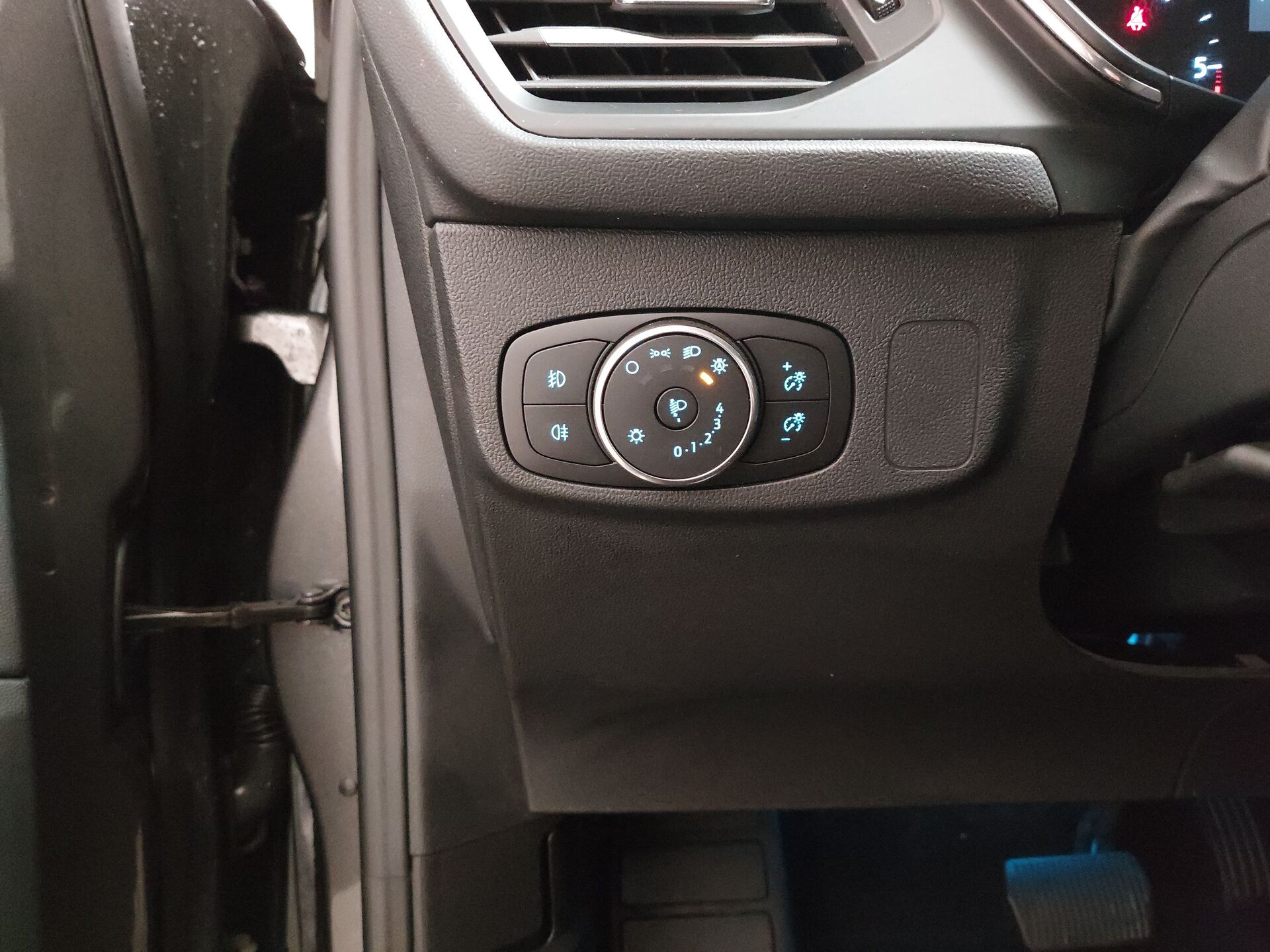 Ford Focus Turnier 1.5 EB Titanium NAVI SHZ PDC LED ACC 9