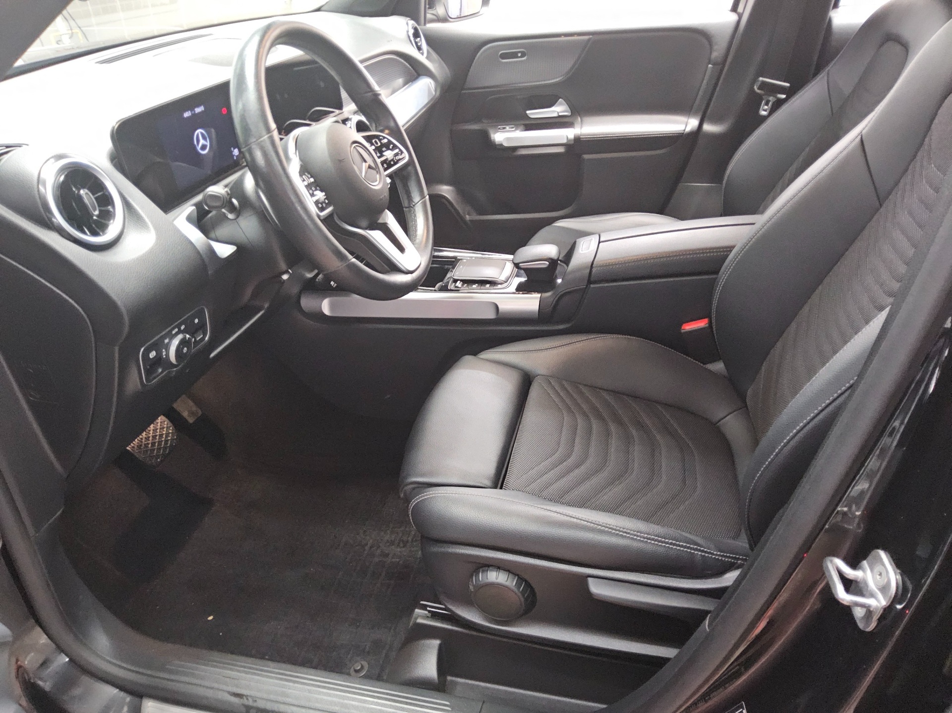 Mercedes-Benz GLB 220 d 4M Progressive Nav LED RfK AHK Distr.+ 9