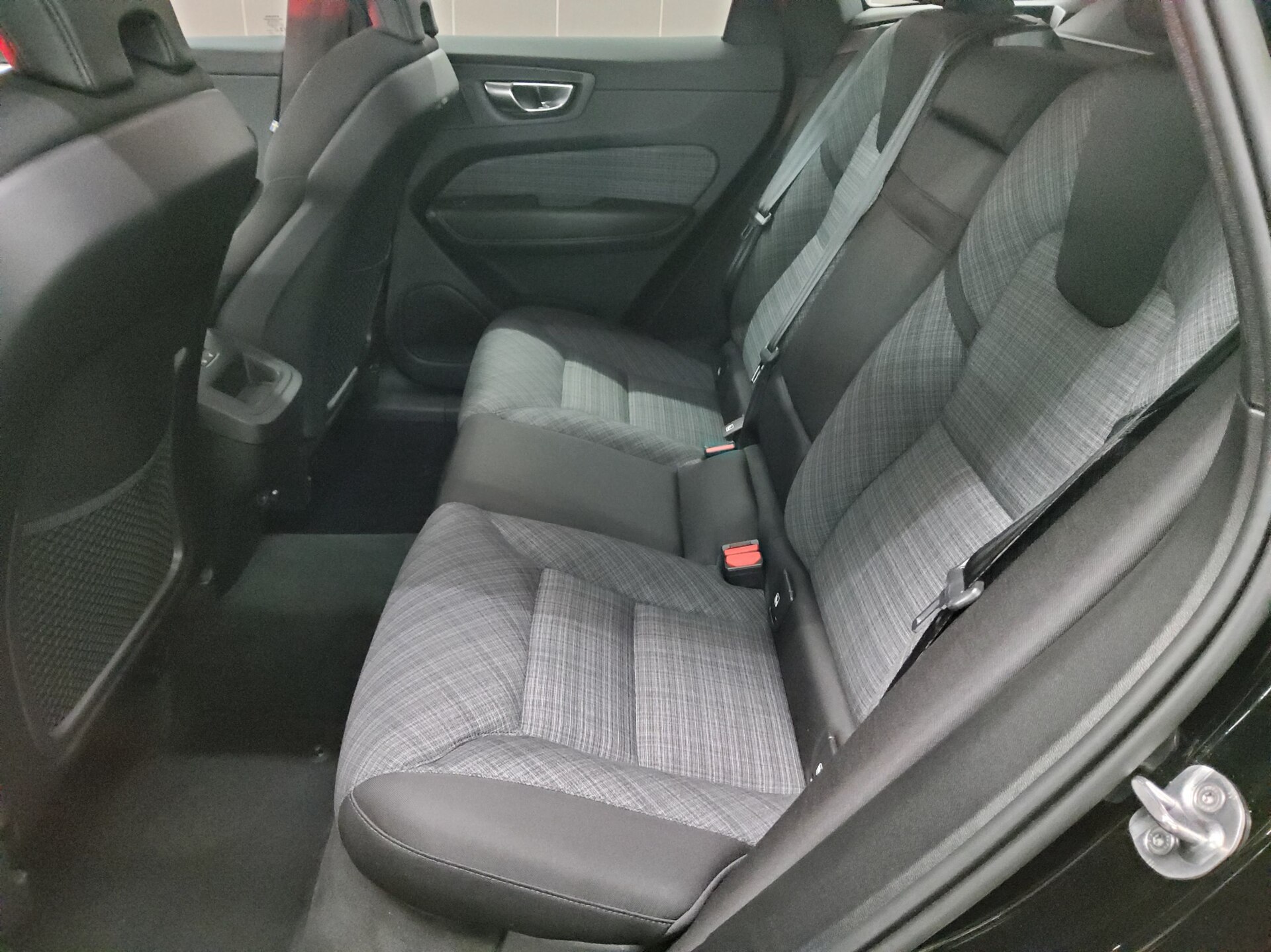 Volvo XC60 B4 D AWD Core Navi LED RfK PDC Shz 13