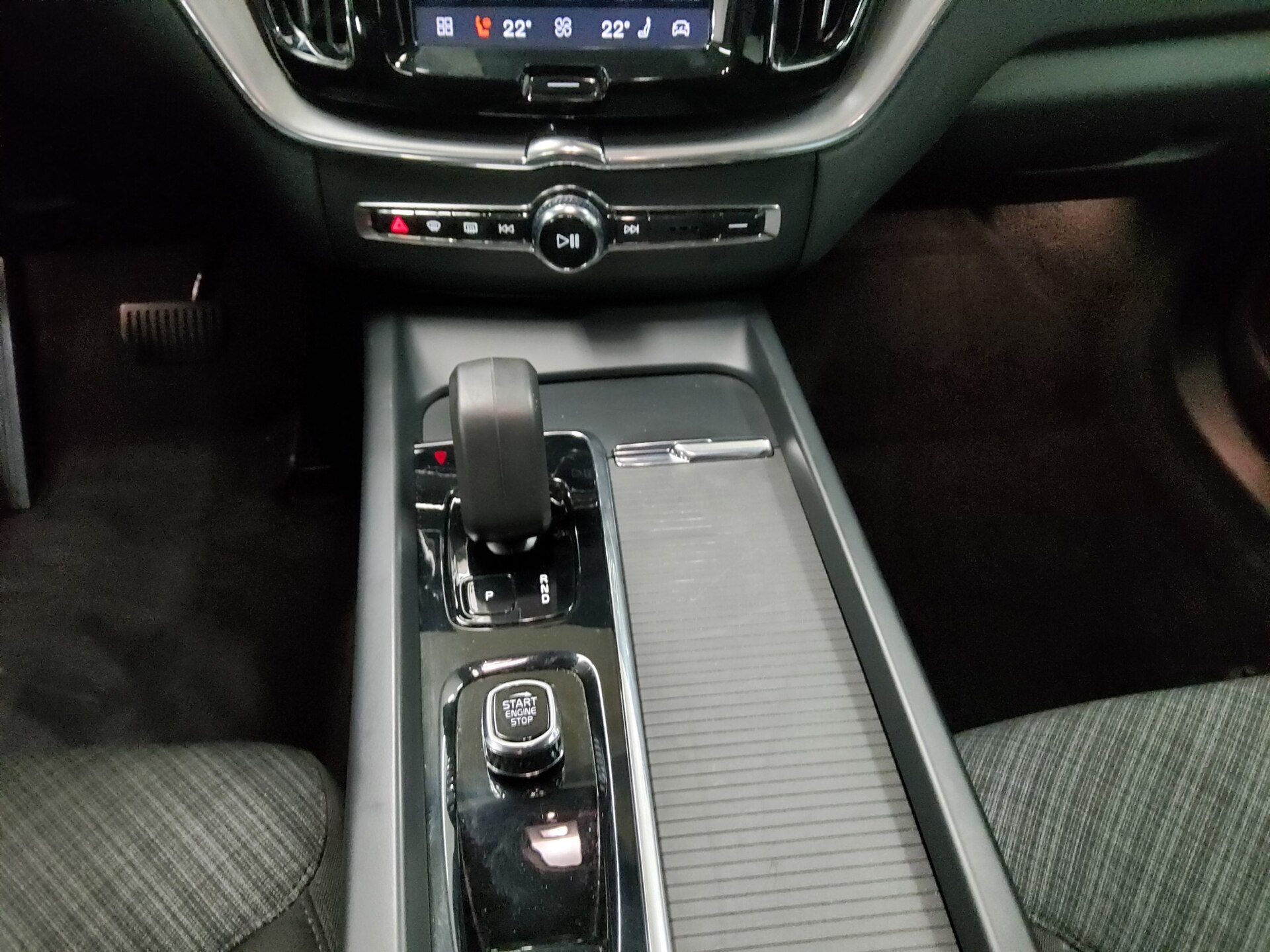 Volvo XC60 B4 D AWD Core Navi LED RfK PDC Shz 6