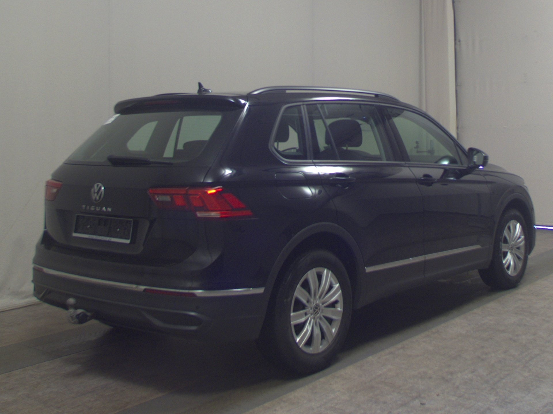 Volkswagen Tiguan 2.0 TDI Life Navi LED RfK AHK ACC PDC Shz 4
