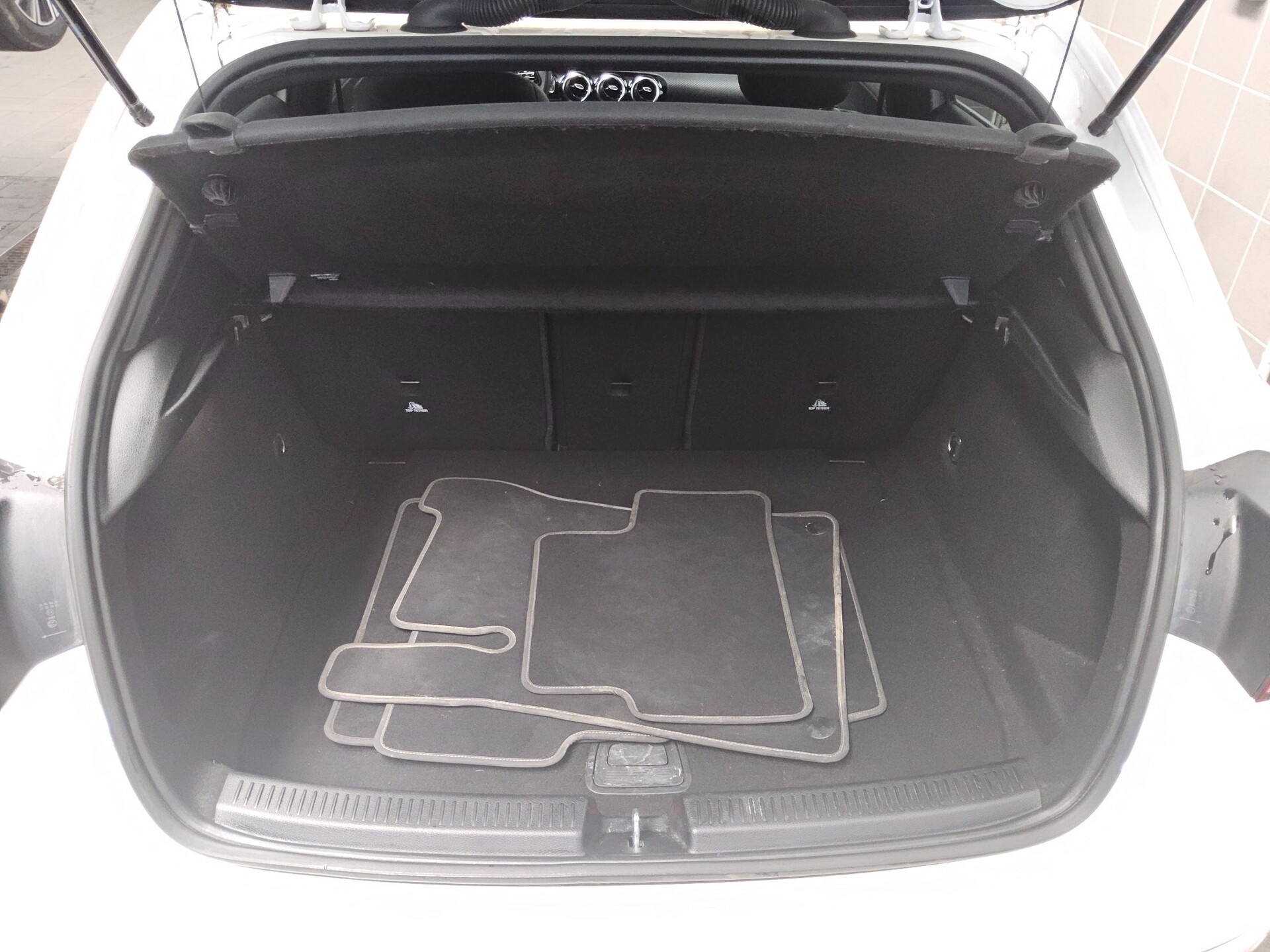 Mercedes-Benz A 180 d T-Leder Navi LED Shz PDC 12