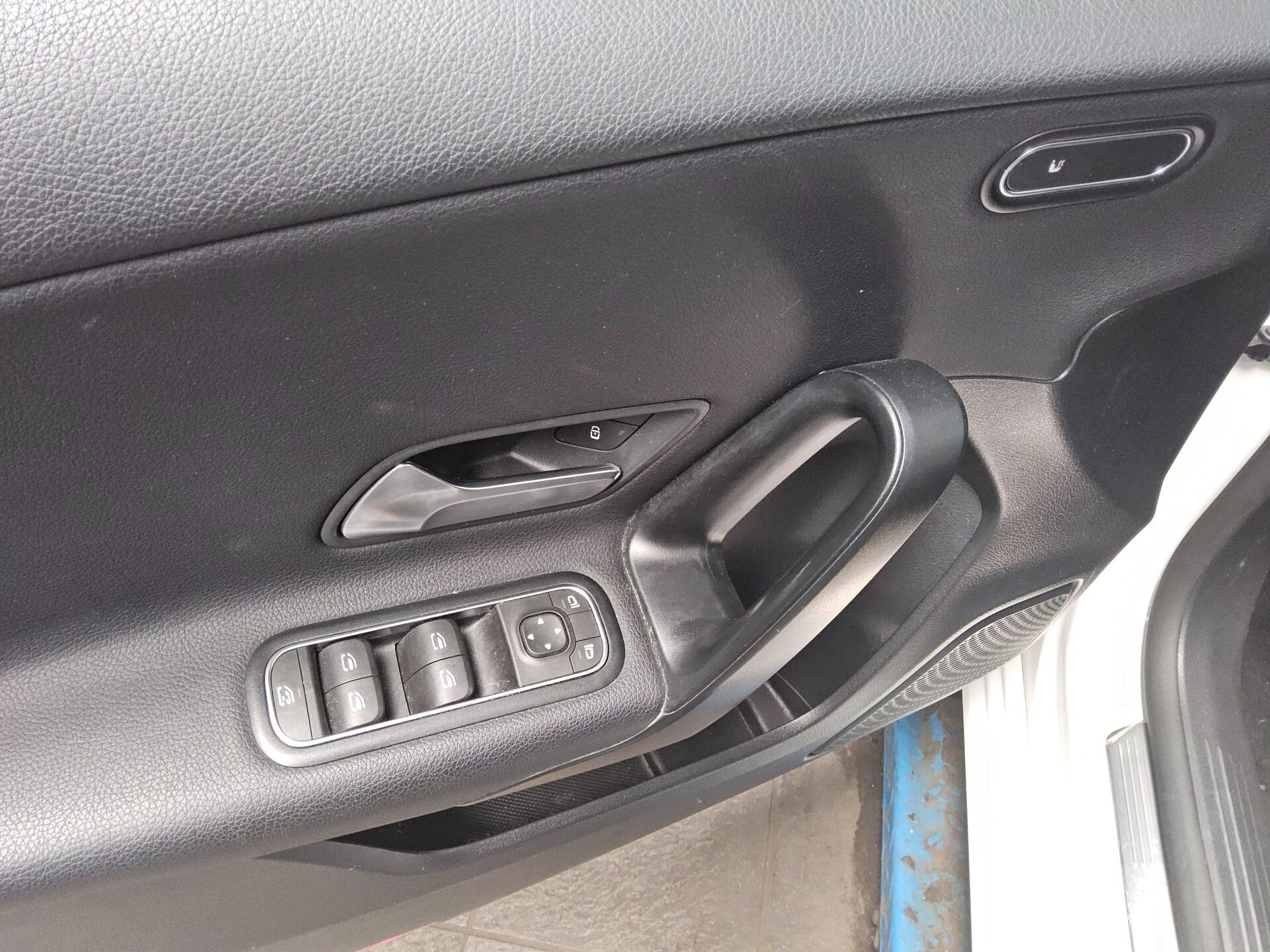 Mercedes-Benz A 180 d T-Leder Navi LED Shz PDC 9