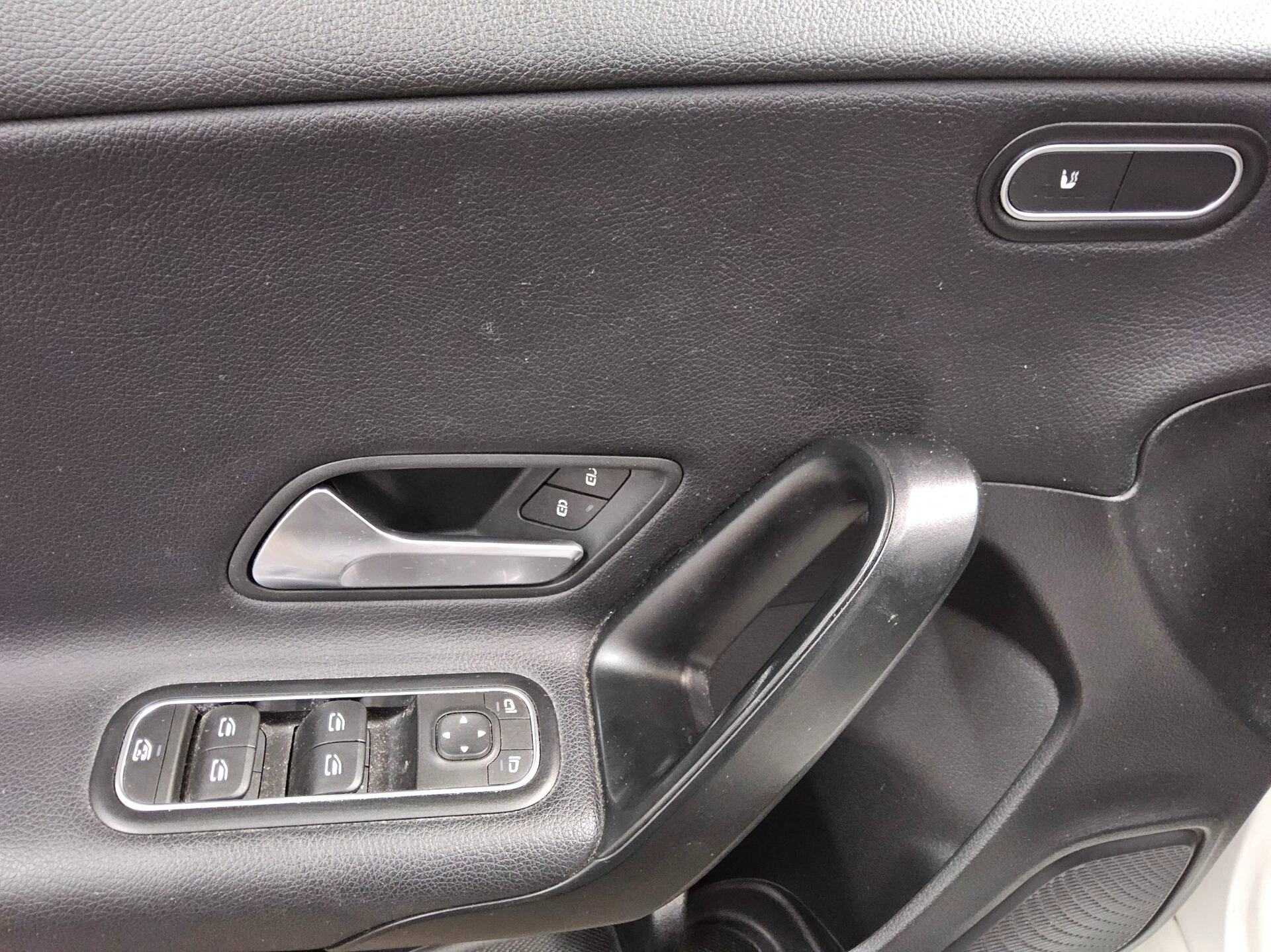 Mercedes-Benz A 180 d T-Leder Navi LED PDC RfK 10