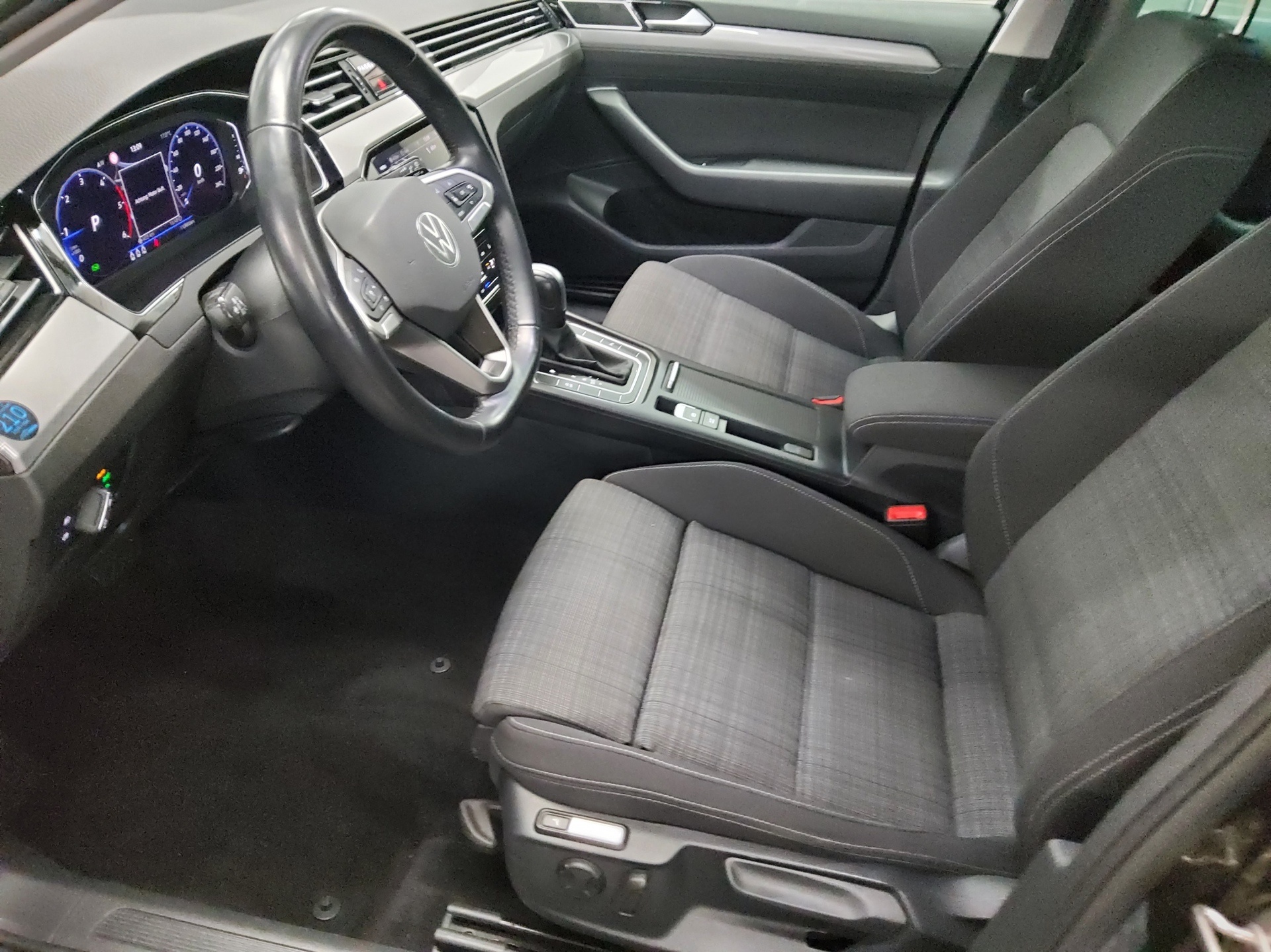 Volkswagen Passat Var. 2.0 TDI Business Navi LED Shz DC RfK 9
