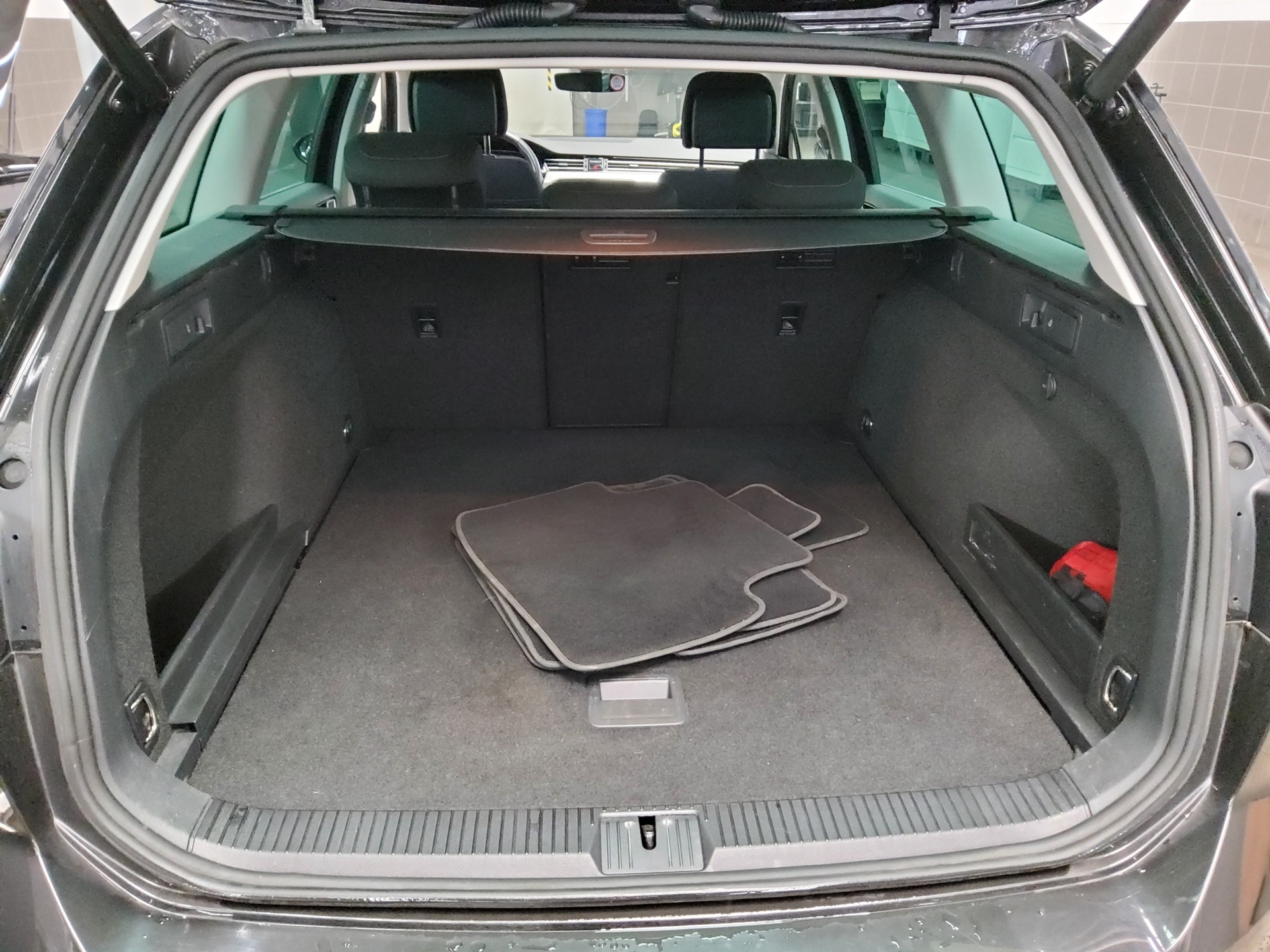 Volkswagen Passat Var. 2.0 TDI Business Navi LED Shz DC RfK 12