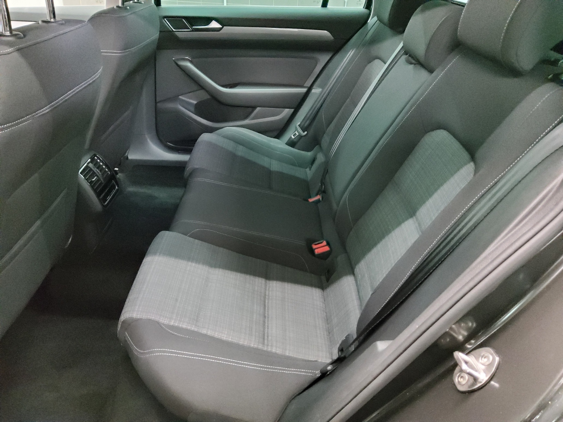 Volkswagen Passat Var. 2.0 TDI Business Navi LED Shz DC RfK 13