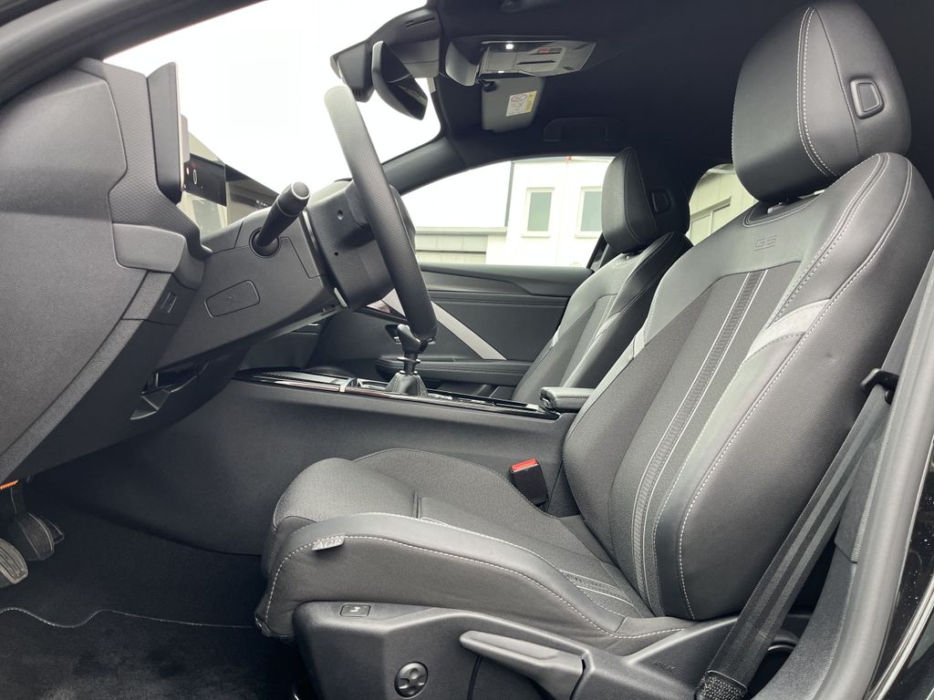 Opel Astra 1.2 GS 11