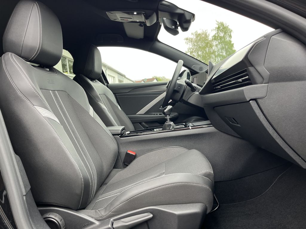 Opel Astra 1.2 GS 13