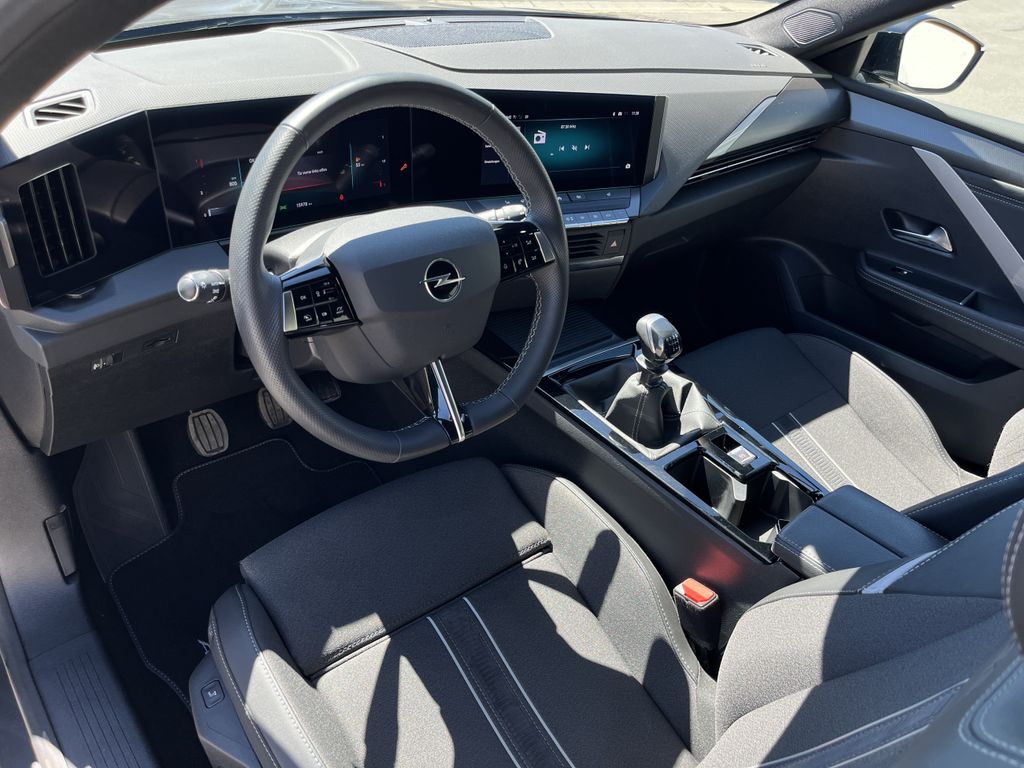 Opel Astra 1.2 GS 11