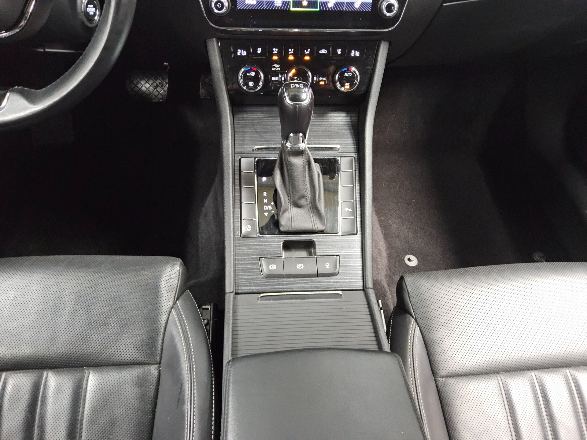 Skoda Superb Kombi 2.0 TDI Style Leder LED vc AHK 6