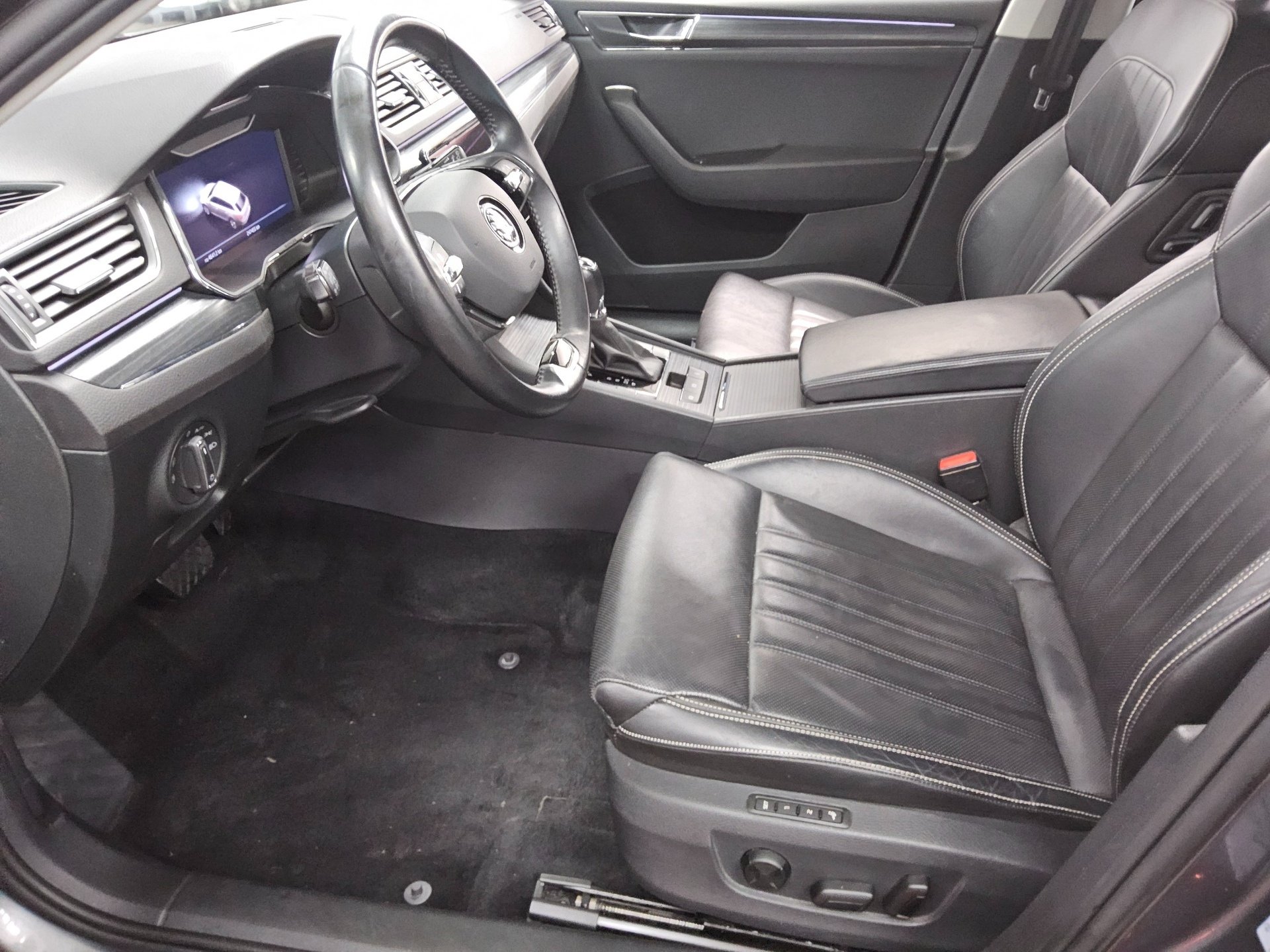 Skoda Superb Kombi 2.0 TDI Style Leder LED vc AHK 9