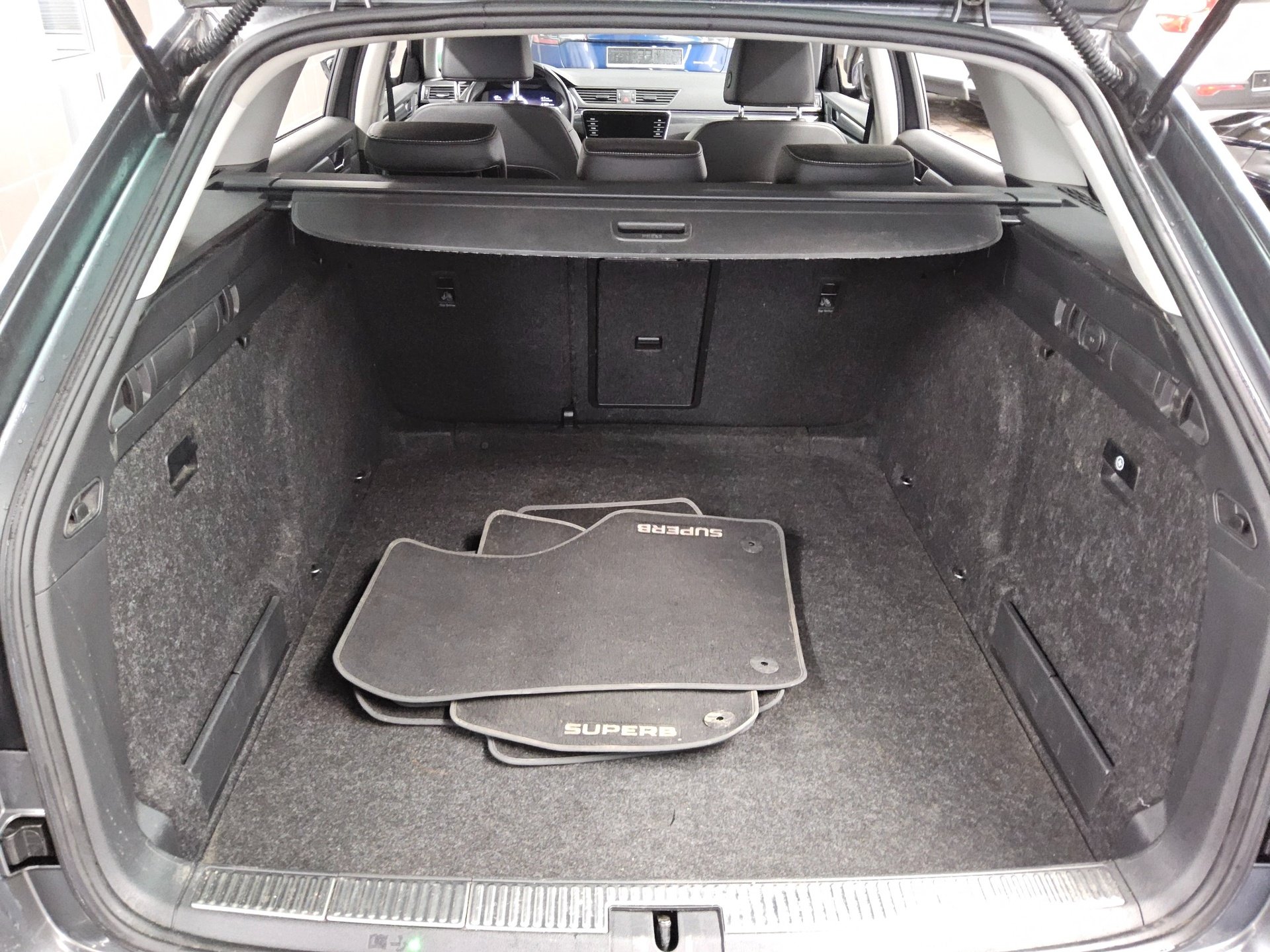 Skoda Superb Kombi 2.0 TDI Style Leder LED vc AHK 12