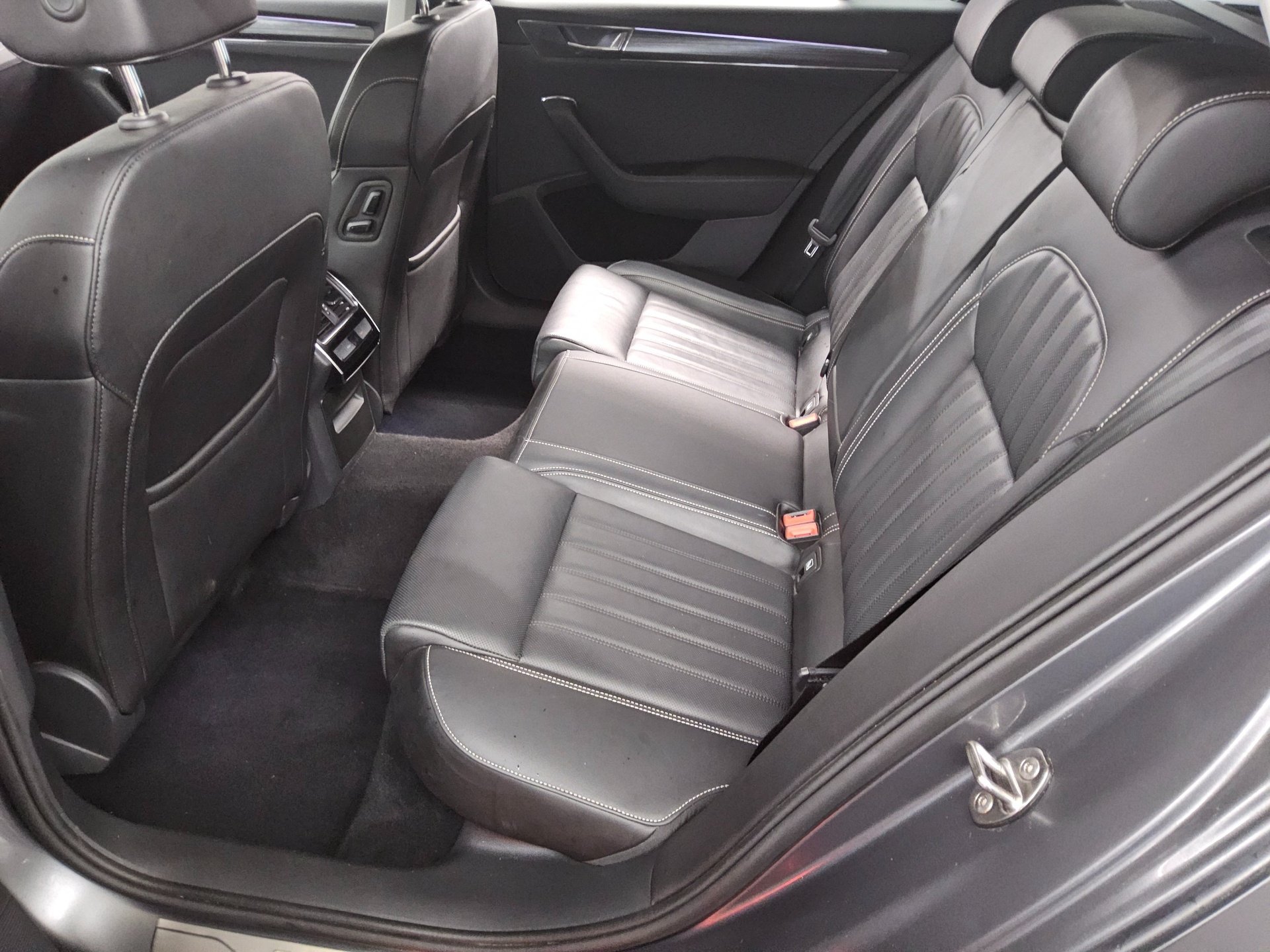 Skoda Superb Kombi 2.0 TDI Style Leder LED vc AHK 13