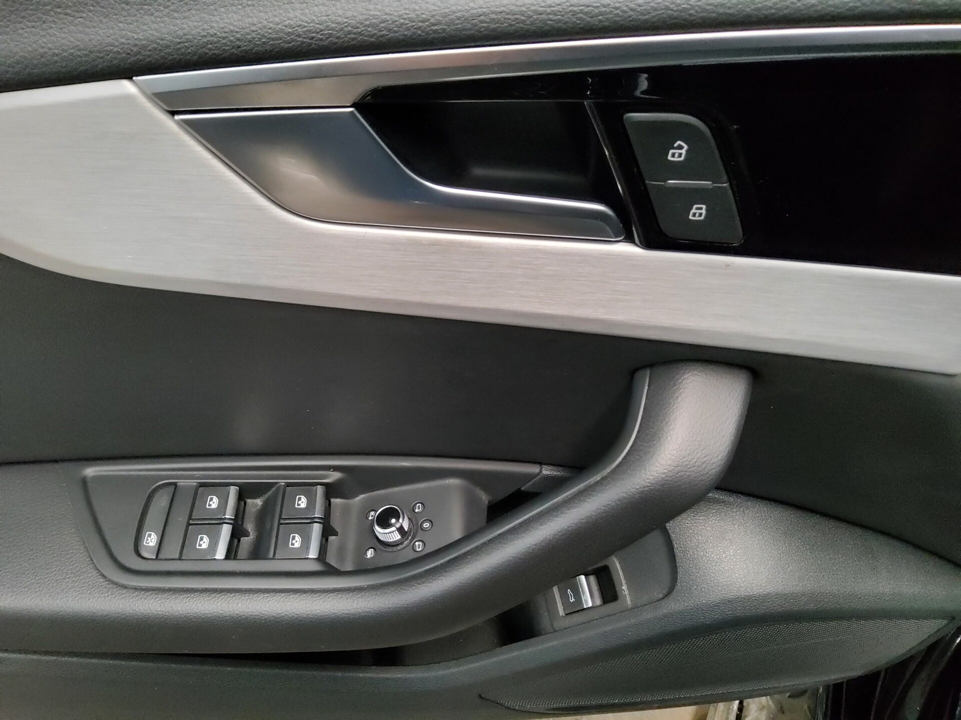 Audi A4 Avant 40 TDI S-Line Navi vc LED RfK Sound AHK 10