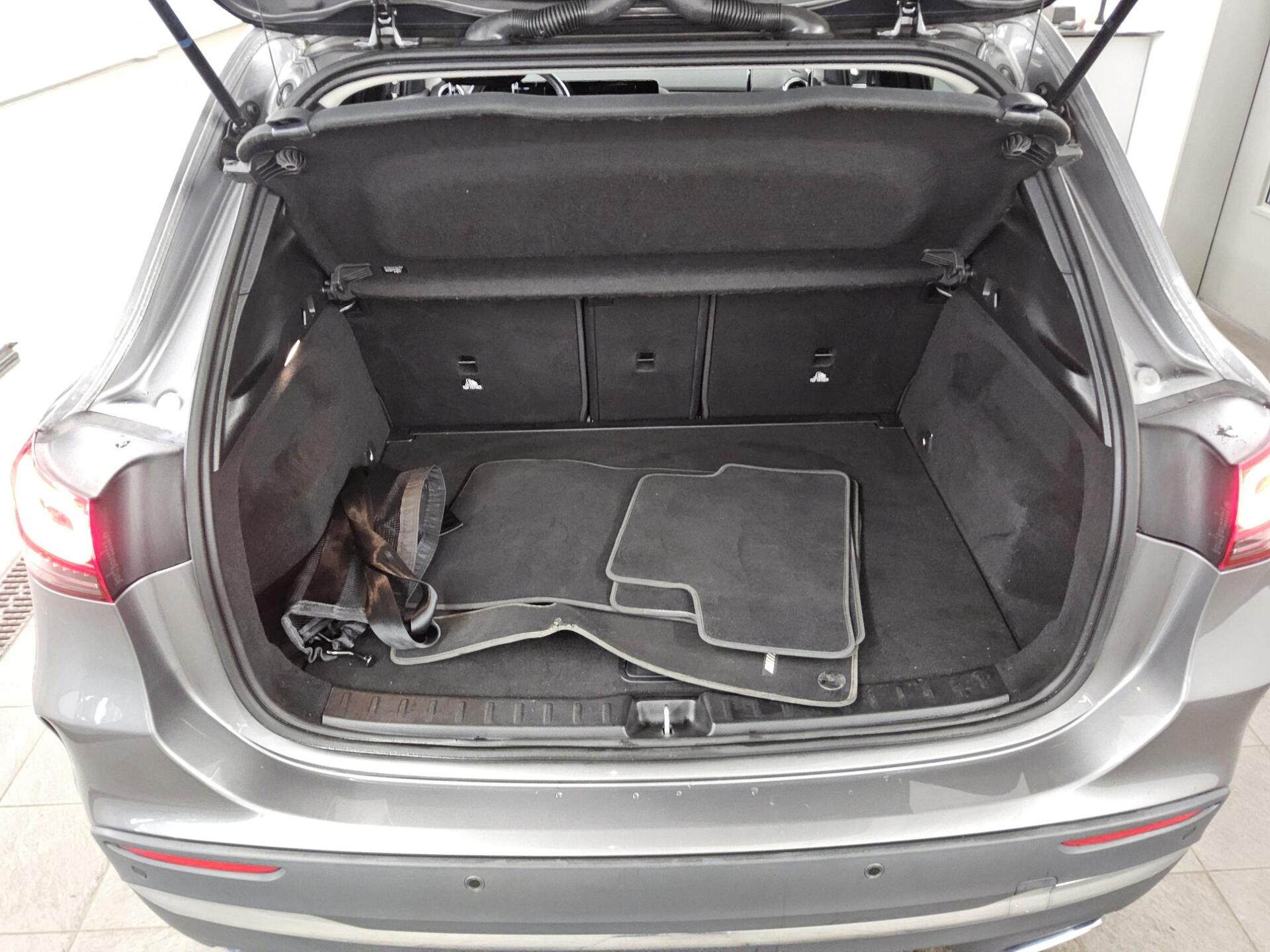Mercedes-Benz GLA 200 d 4M AMG-Line Navi LED StHzg Distronic+ 12