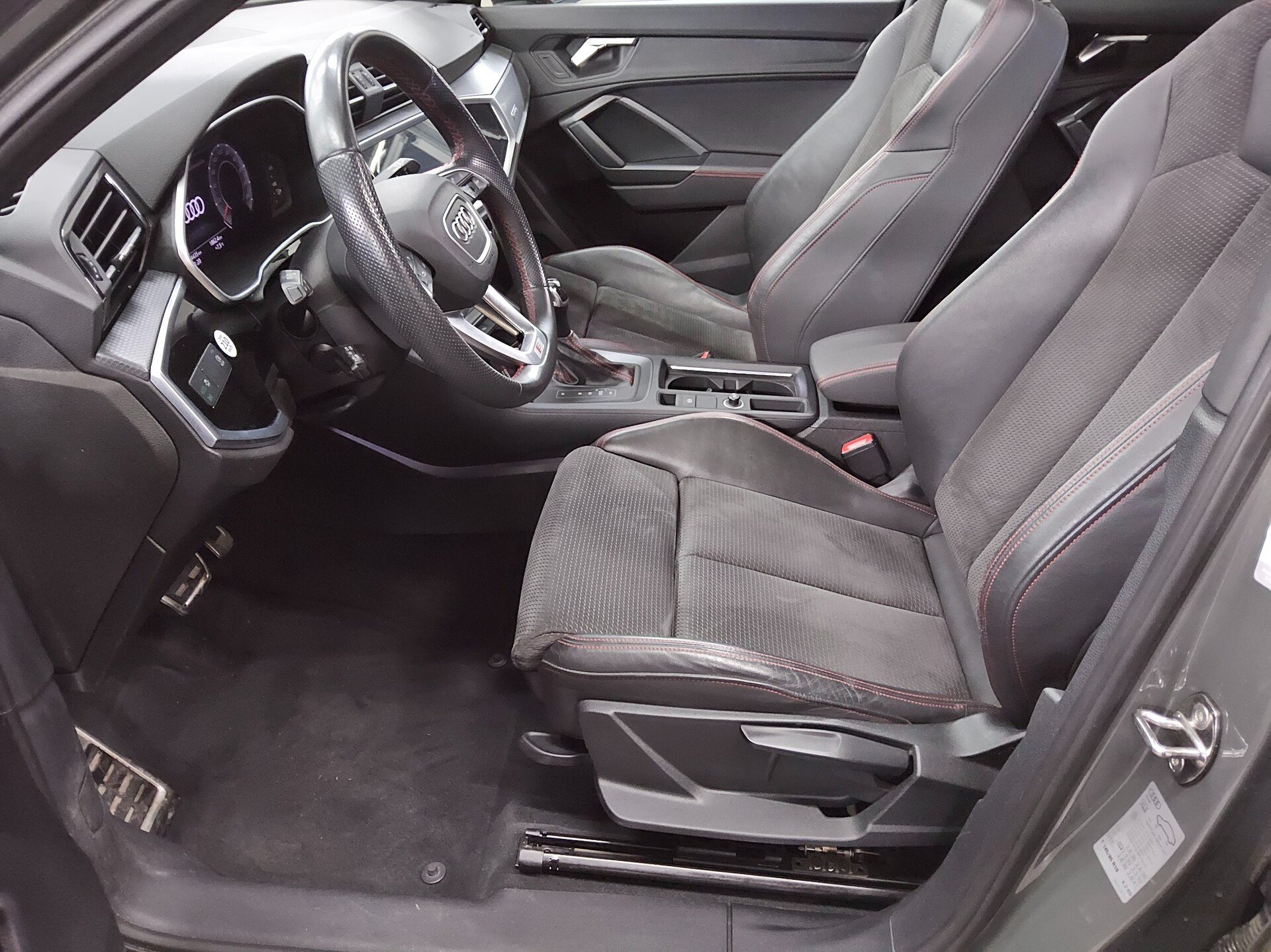 Audi Q3 40 TDI Qu. S-Line Navi LED vc AHK Pano RFK 9