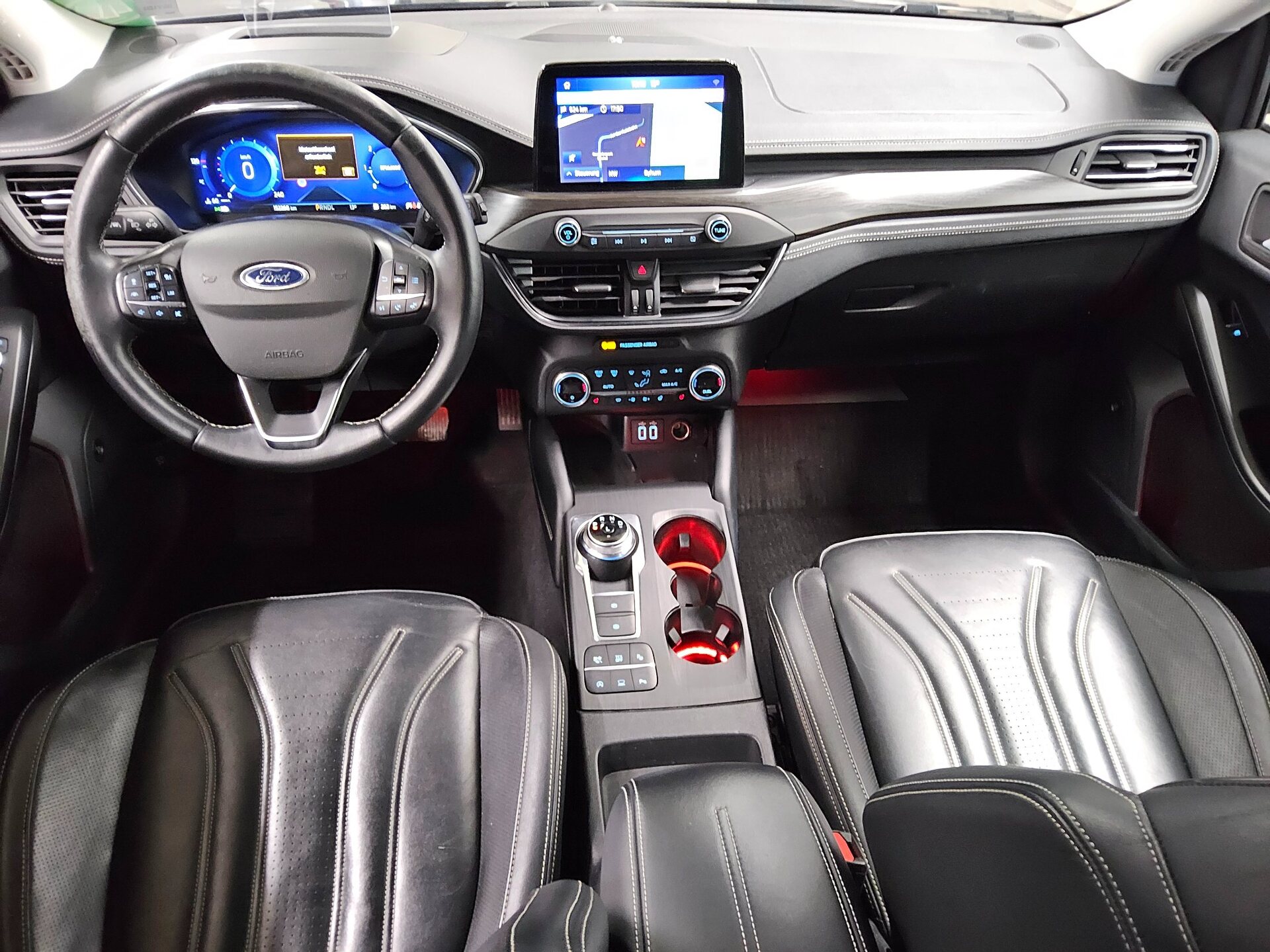 Ford Focus Turnier 1.5 EB Vignale Navi LED DigiTacho HuD AHK Leder 5