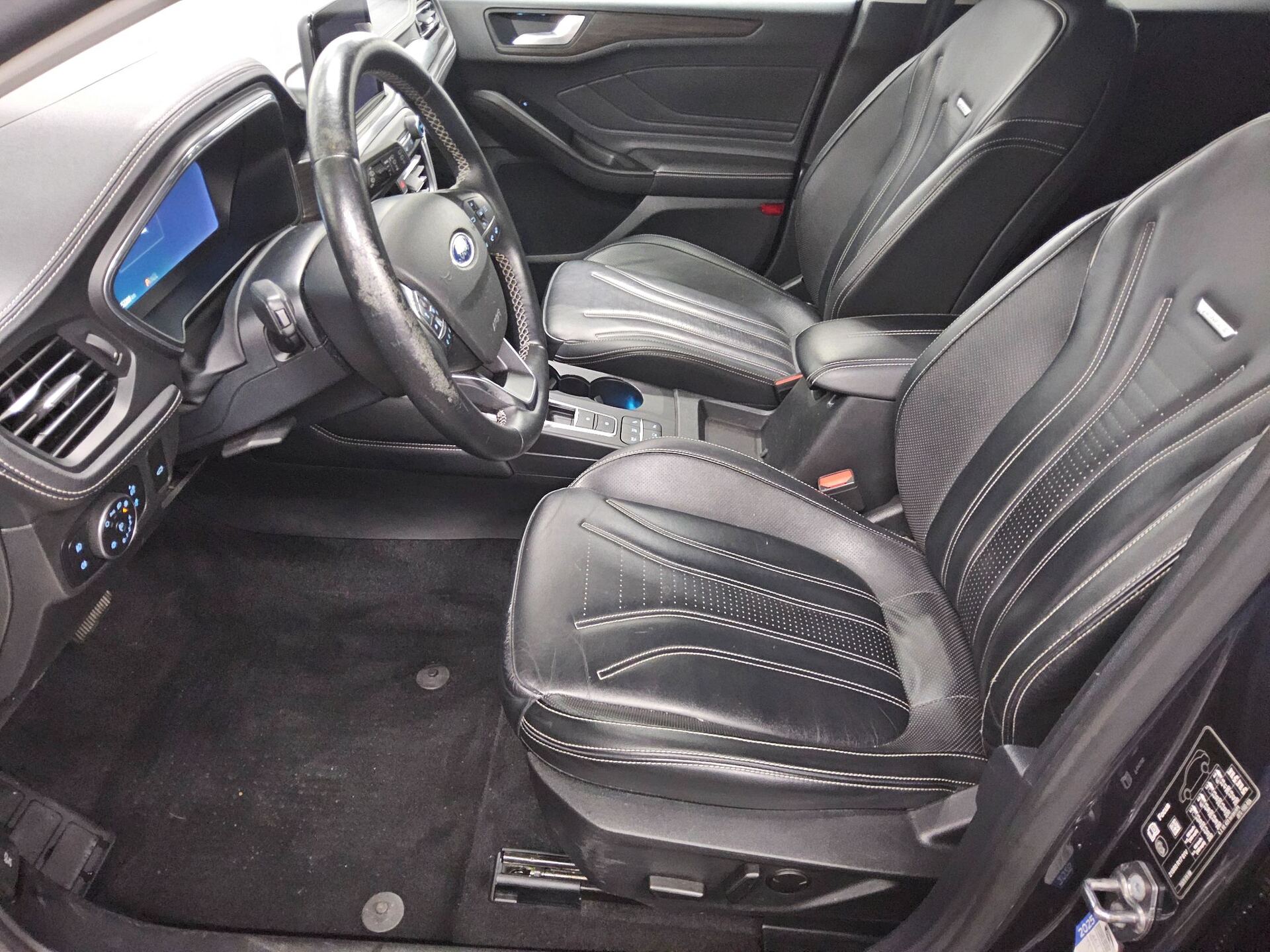 Ford Focus Turnier 1.5 EB Vignale Navi LED DigiTacho HuD AHK Leder 9