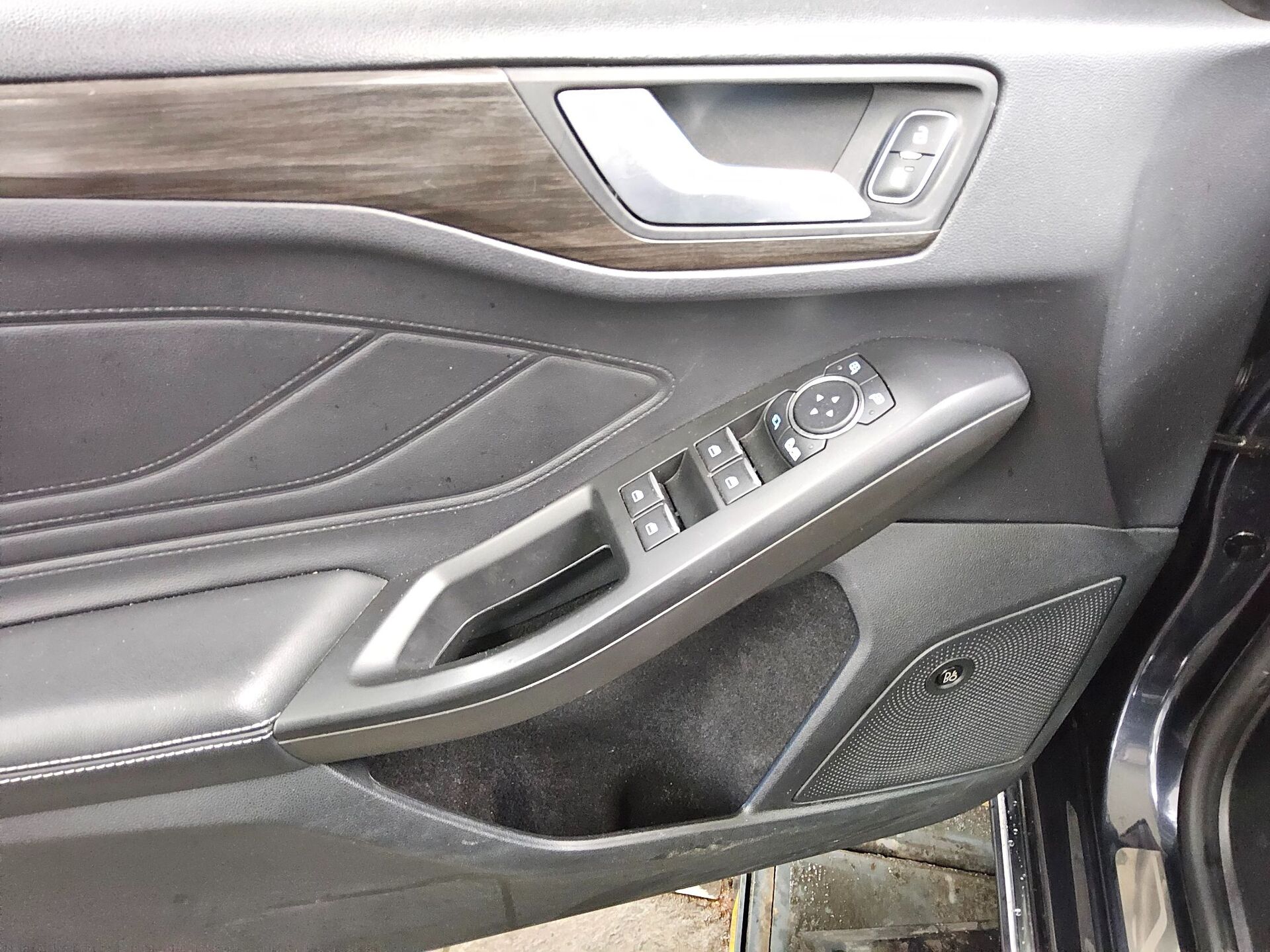 Ford Focus Turnier 1.5 EB Vignale Navi LED DigiTacho HuD AHK Leder 10