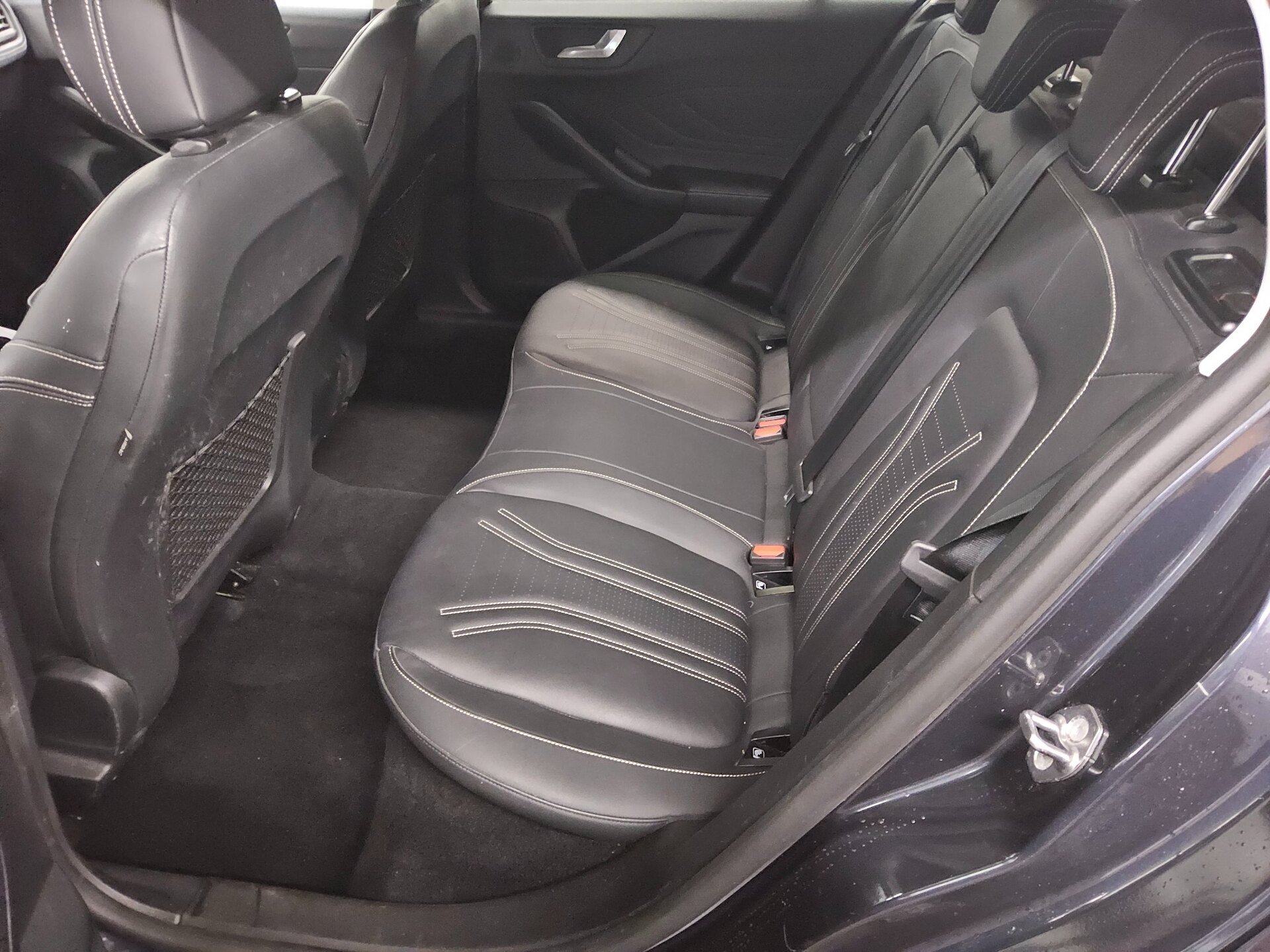 Ford Focus Turnier 1.5 EB Vignale Navi LED DigiTacho HuD AHK Leder 13