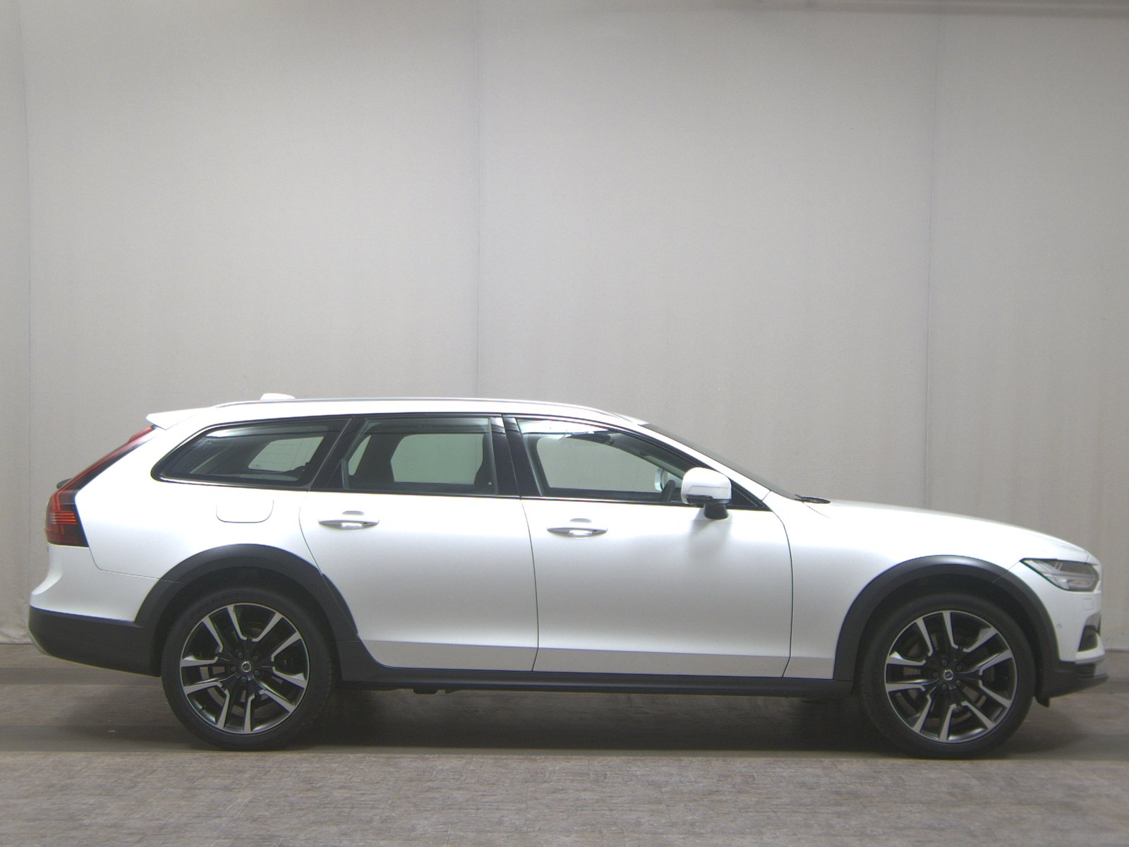 Volvo V90 CC B5 AWD Ultimate Leder Navi LED Pano AHK