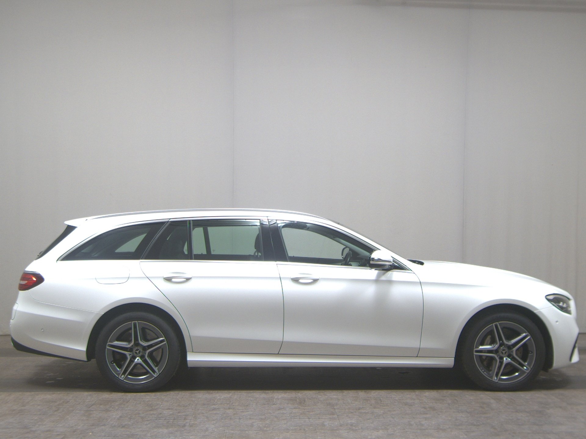 Mercedes-Benz E 300 T de AMG-Line Navi LED Pano HuD AHK RfK