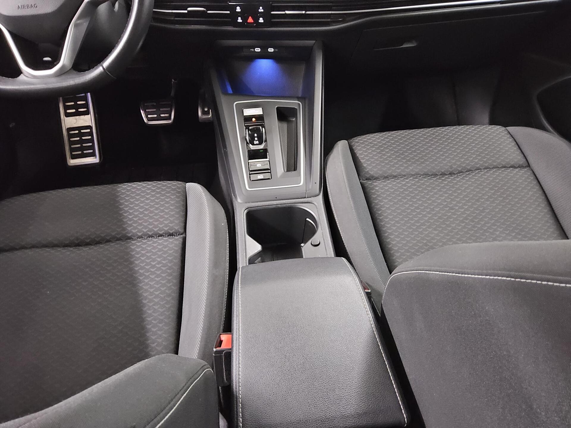 Volkswagen Golf-8 Var. 2.0 TDI Life Navi LED AID Shz Sthzg. H&K PDC 6