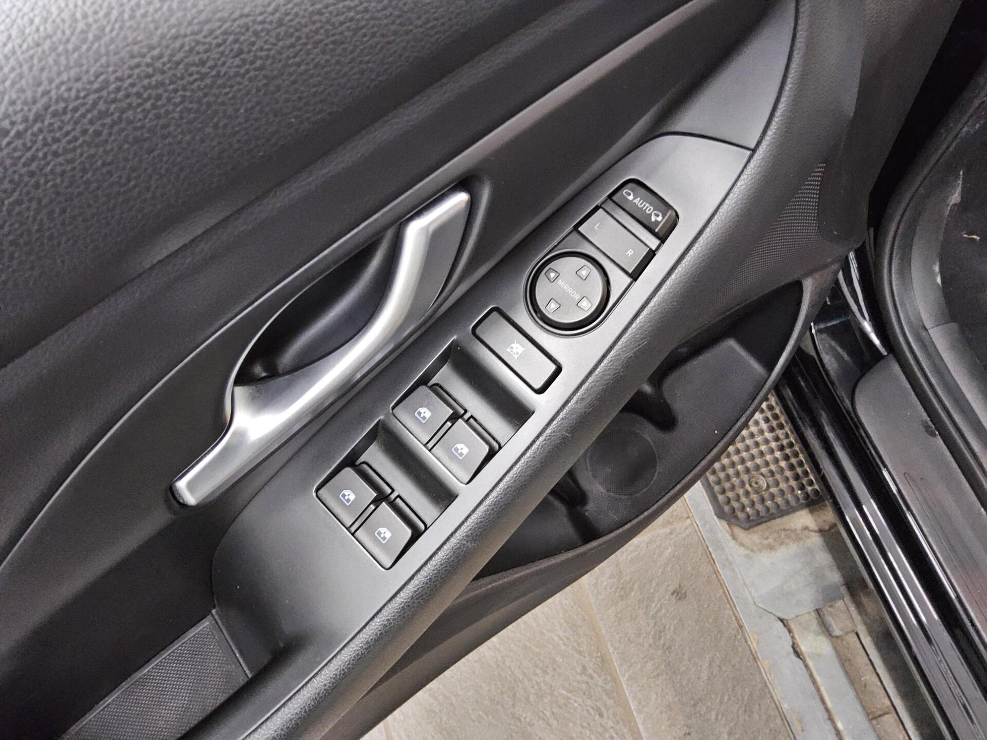 Hyundai i30 1.6 CRDI Navi LED PDC 9