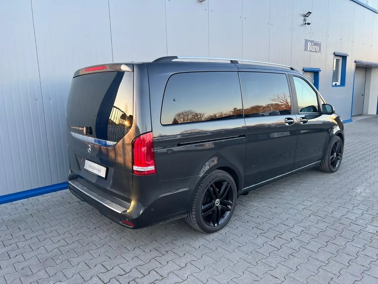 Mercedes-Benz V 300 LANG AIRMATIC PANO LIEGEPAKET EL.TÜREN AHK 8