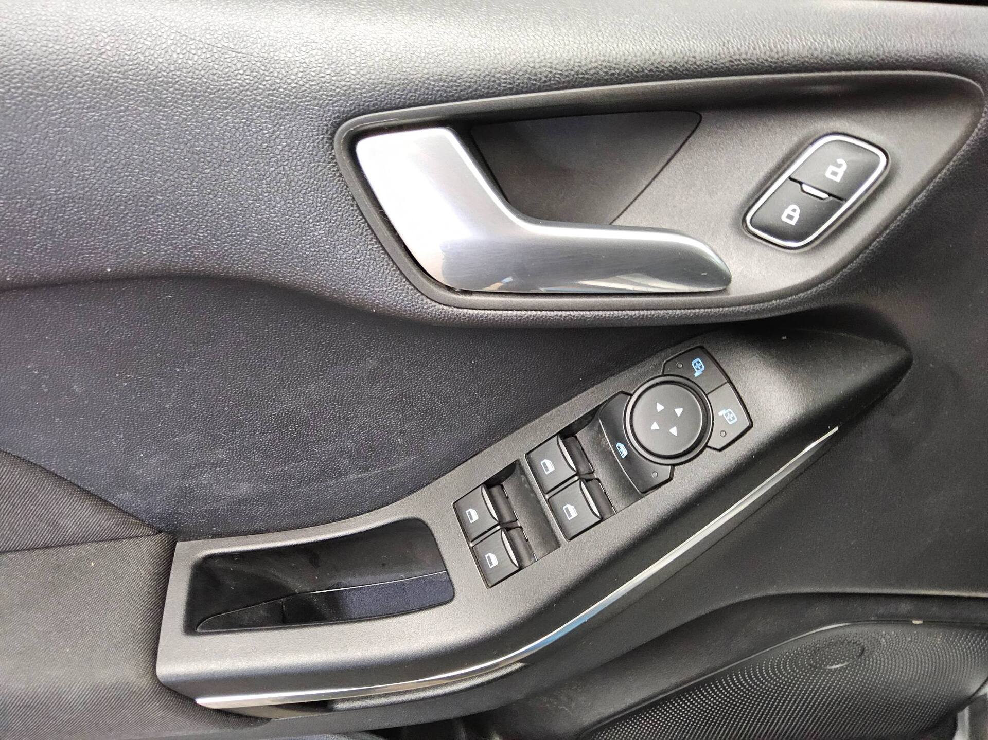 Ford Fiesta 1.0 EB Titanium Navi LED RfK PDC Tempomat 9