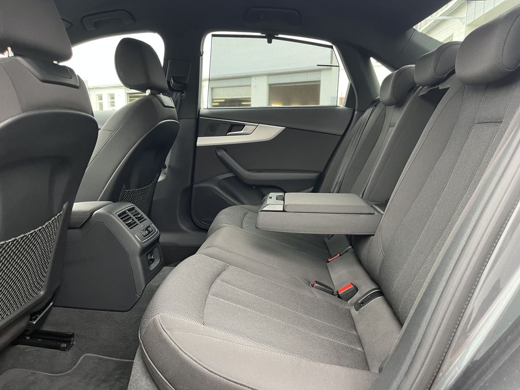 Audi A4 40 2.0 TDI quattro S tronic S line 17