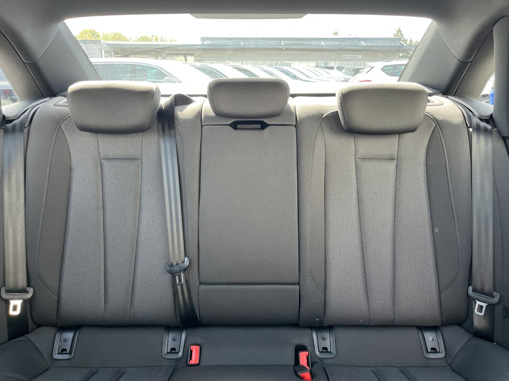 Audi A4 40 2.0 TDI S tronic Blackline S-Line Optik 16 18