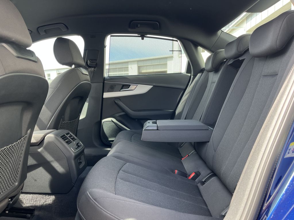 Audi A4 40 2.0 TDI S tronic Blackline S-Line Optik 16 17