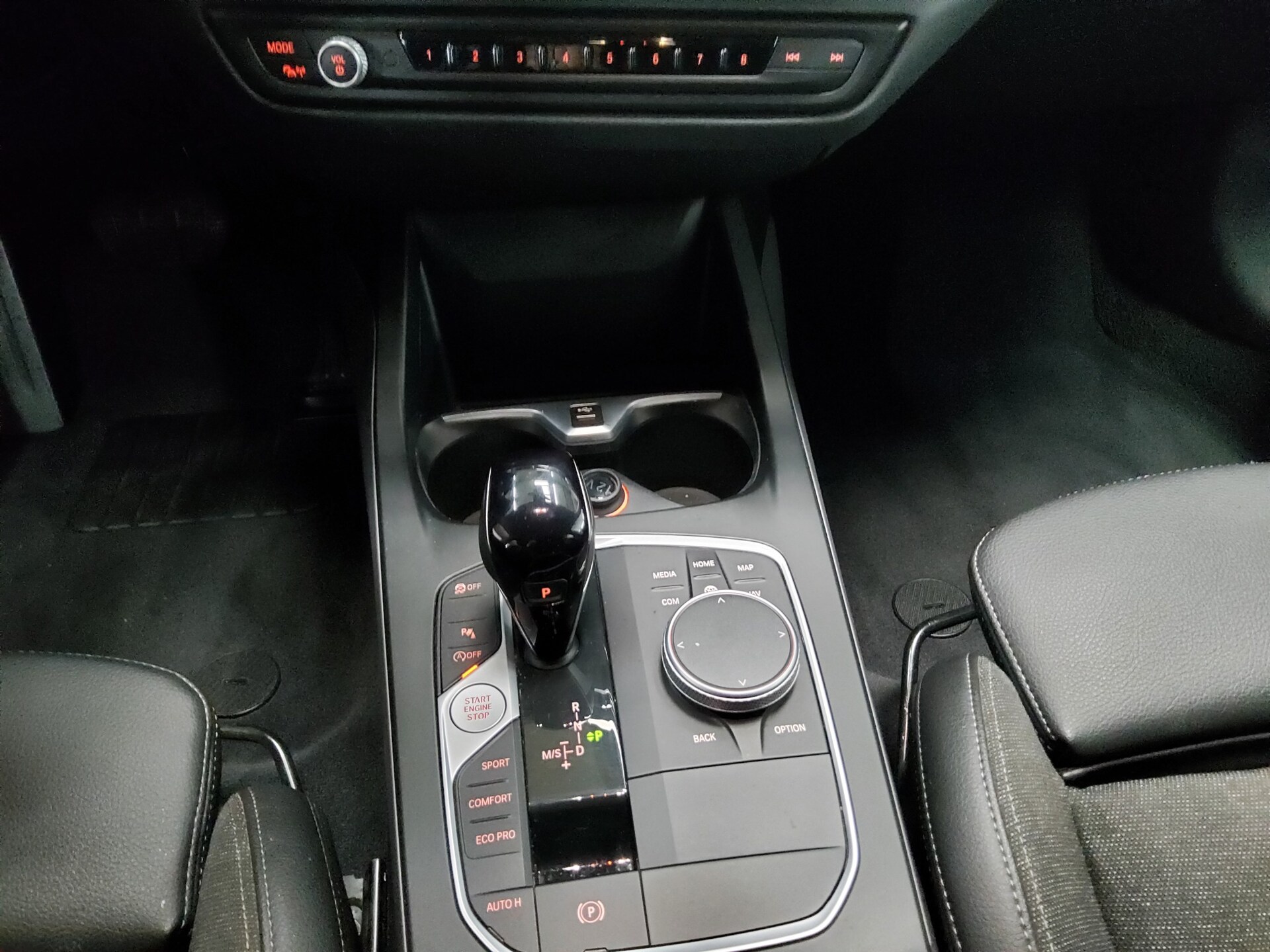 BMW 118dA Advantage T-Leder Navi LED LC Pro AHK HiFi 6