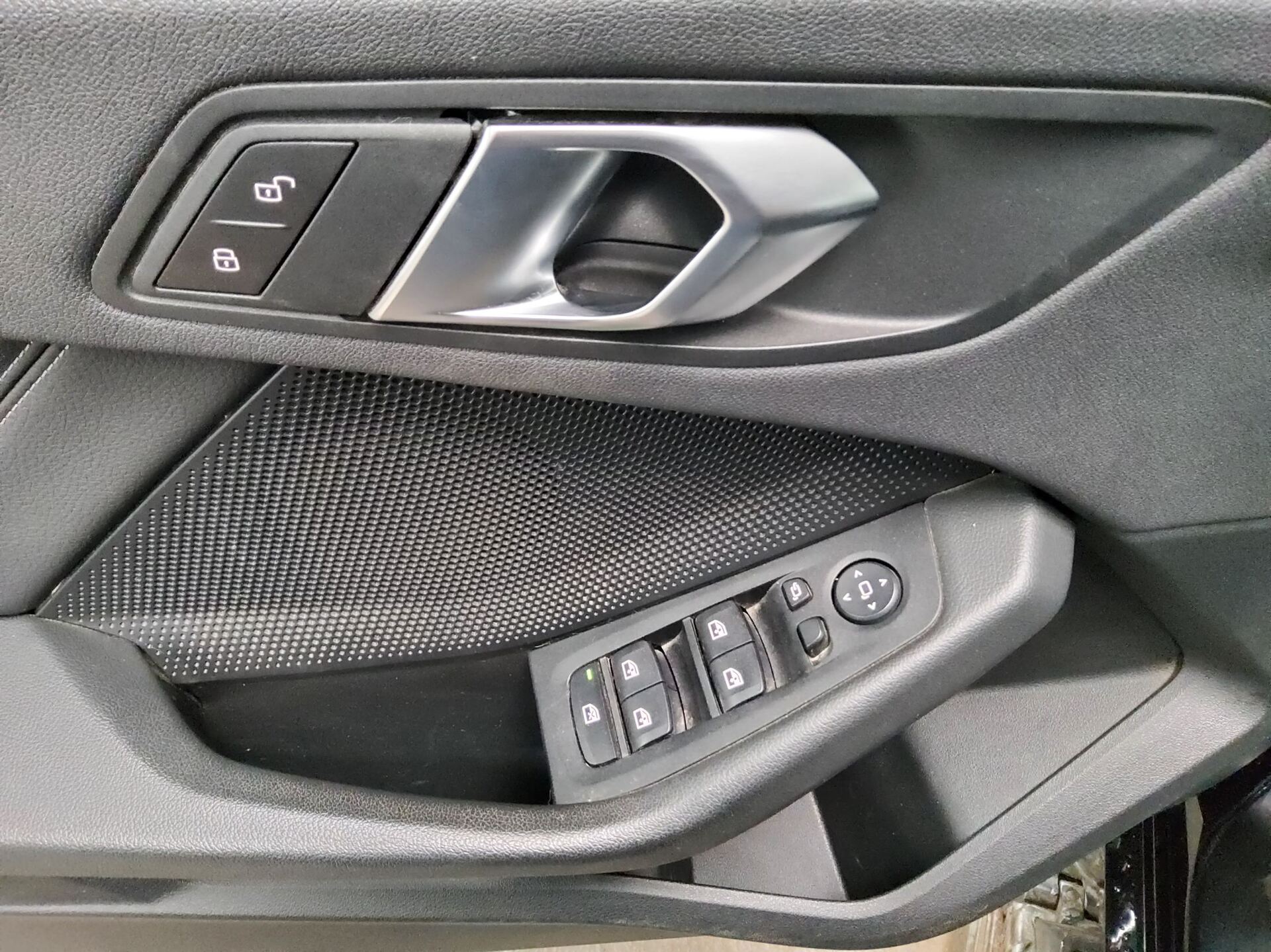 BMW 118dA Advantage T-Leder Navi LED LC Pro AHK HiFi 10