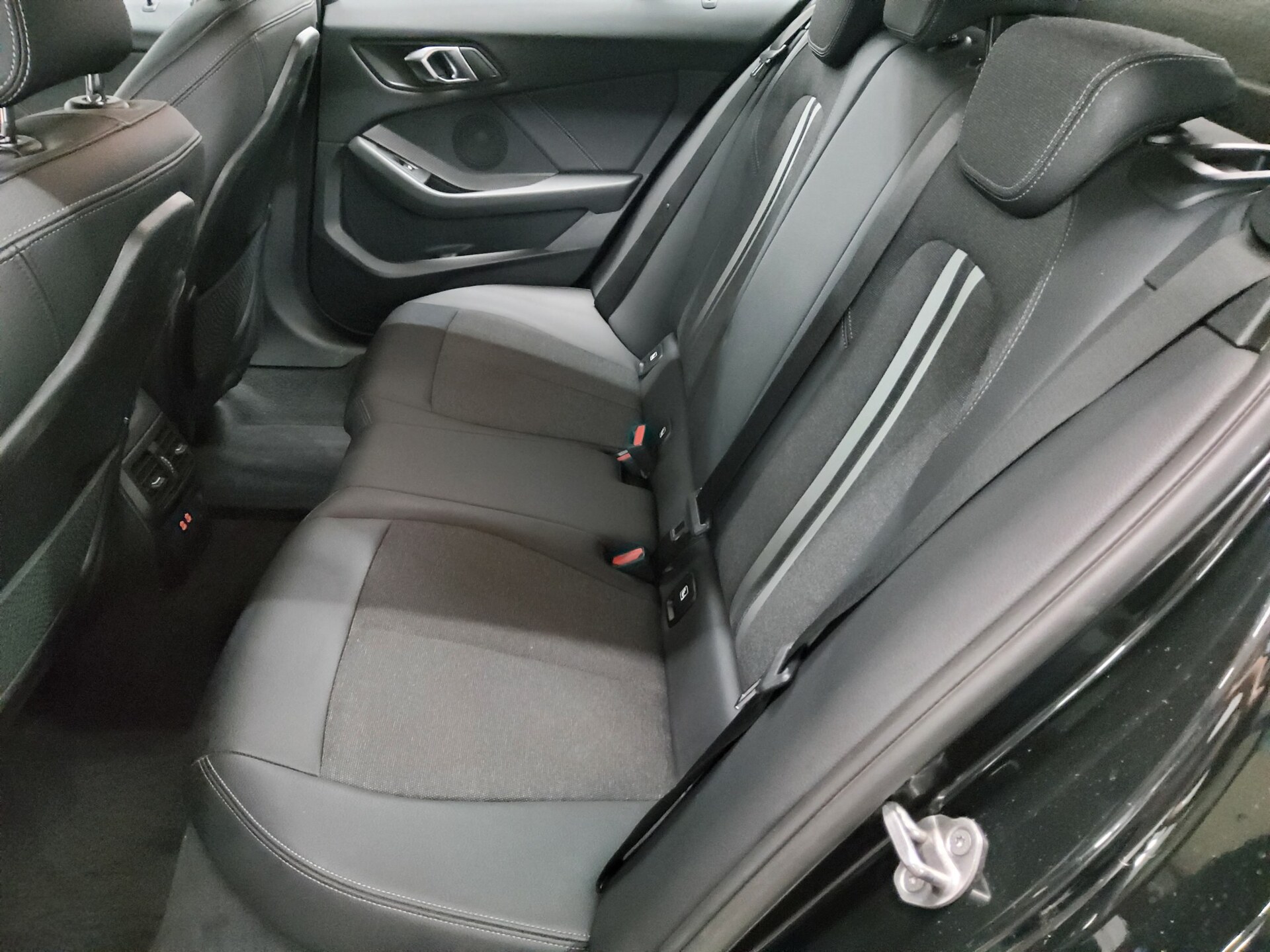 BMW 118dA Advantage T-Leder Navi LED LC Pro AHK HiFi 13