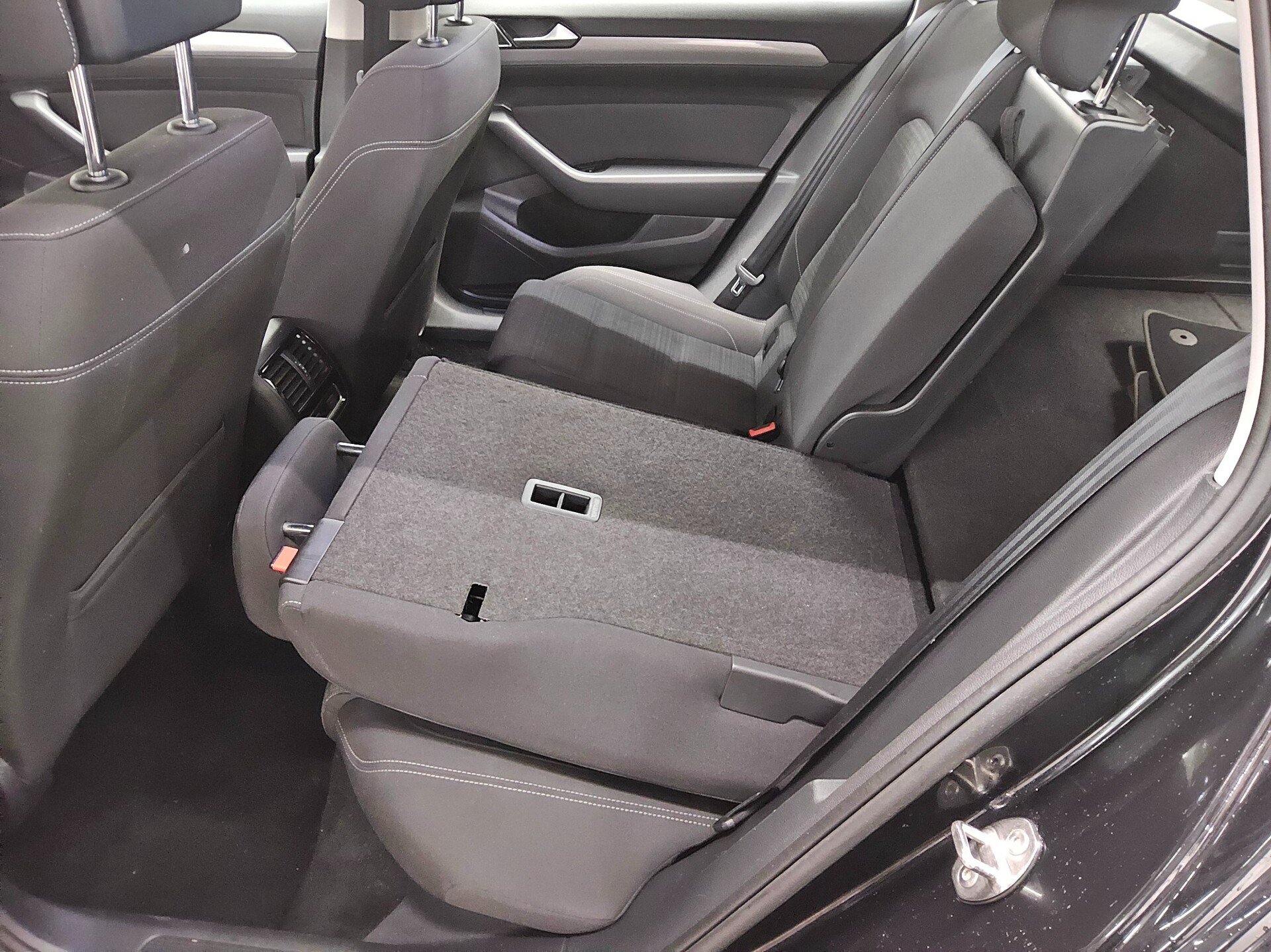 Volkswagen Passat Var. 1.5 TSI Business Navi LED RFK ACC 12