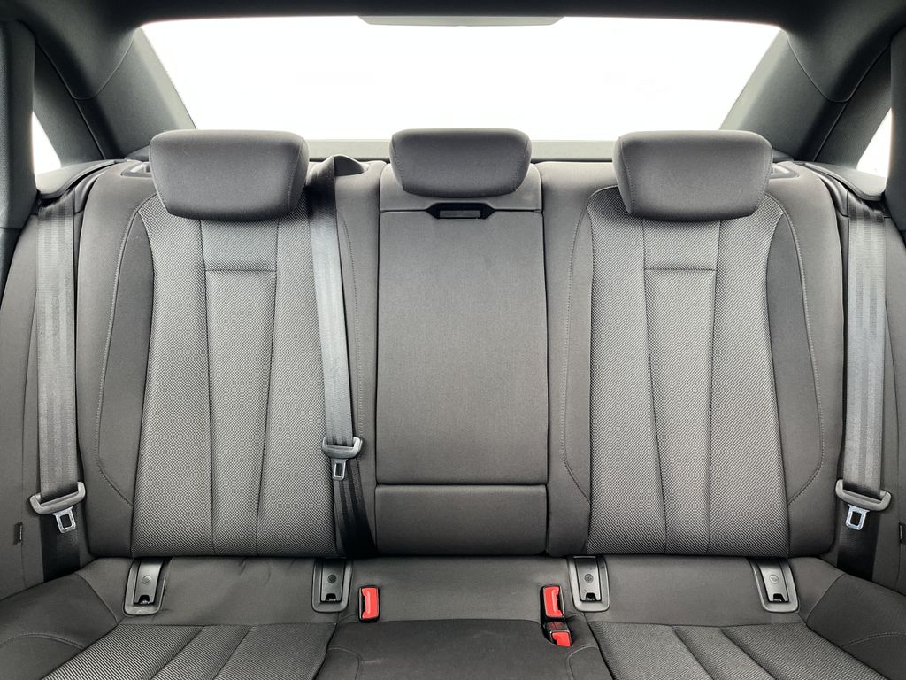 Audi A4 40 2.0 TDI S tronic Blackline S-Line Optik 16 18