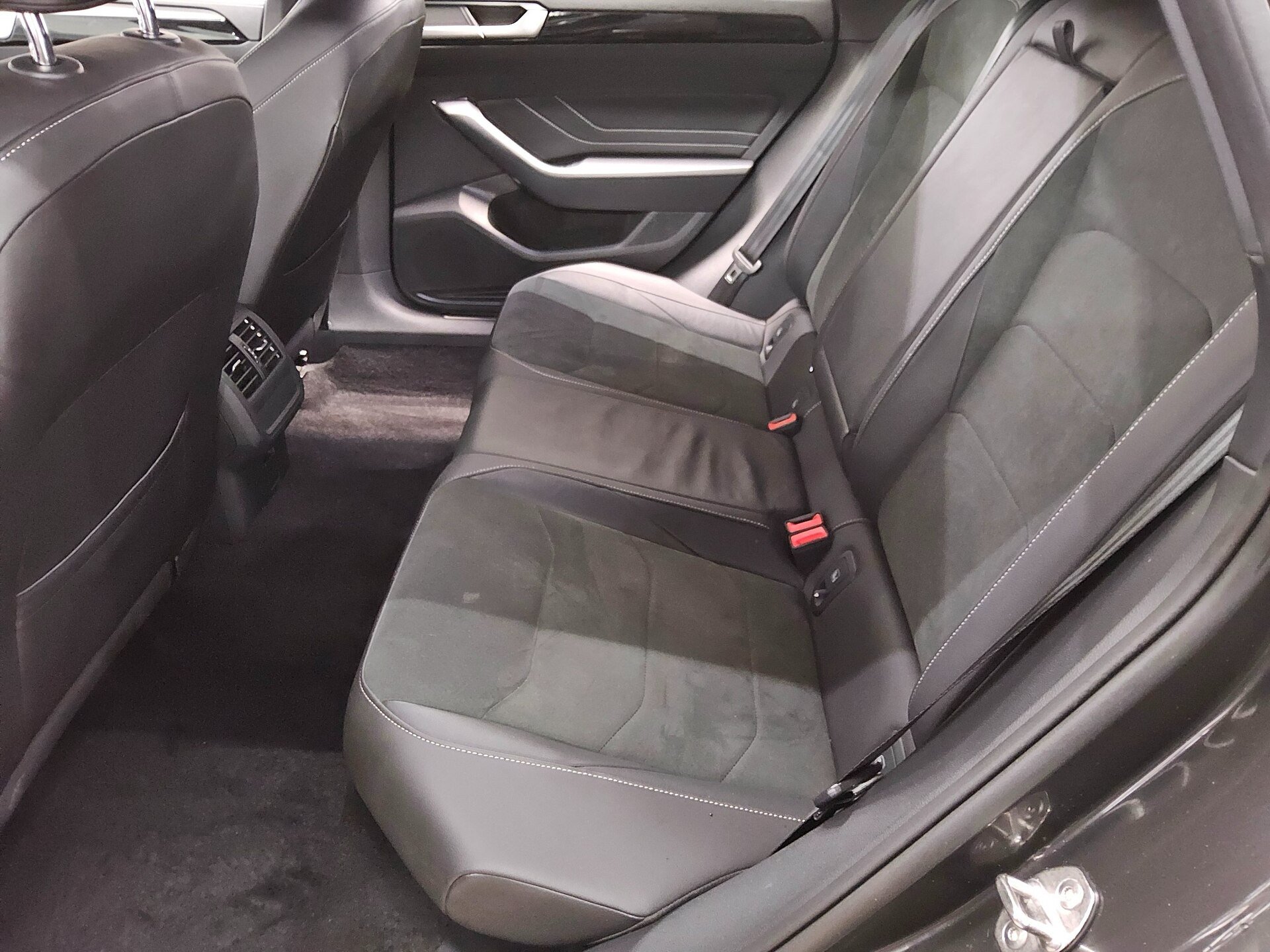 Volkswagen Arteon SB 2.0 TSI R-Line Navi Matrix AID AHK 13
